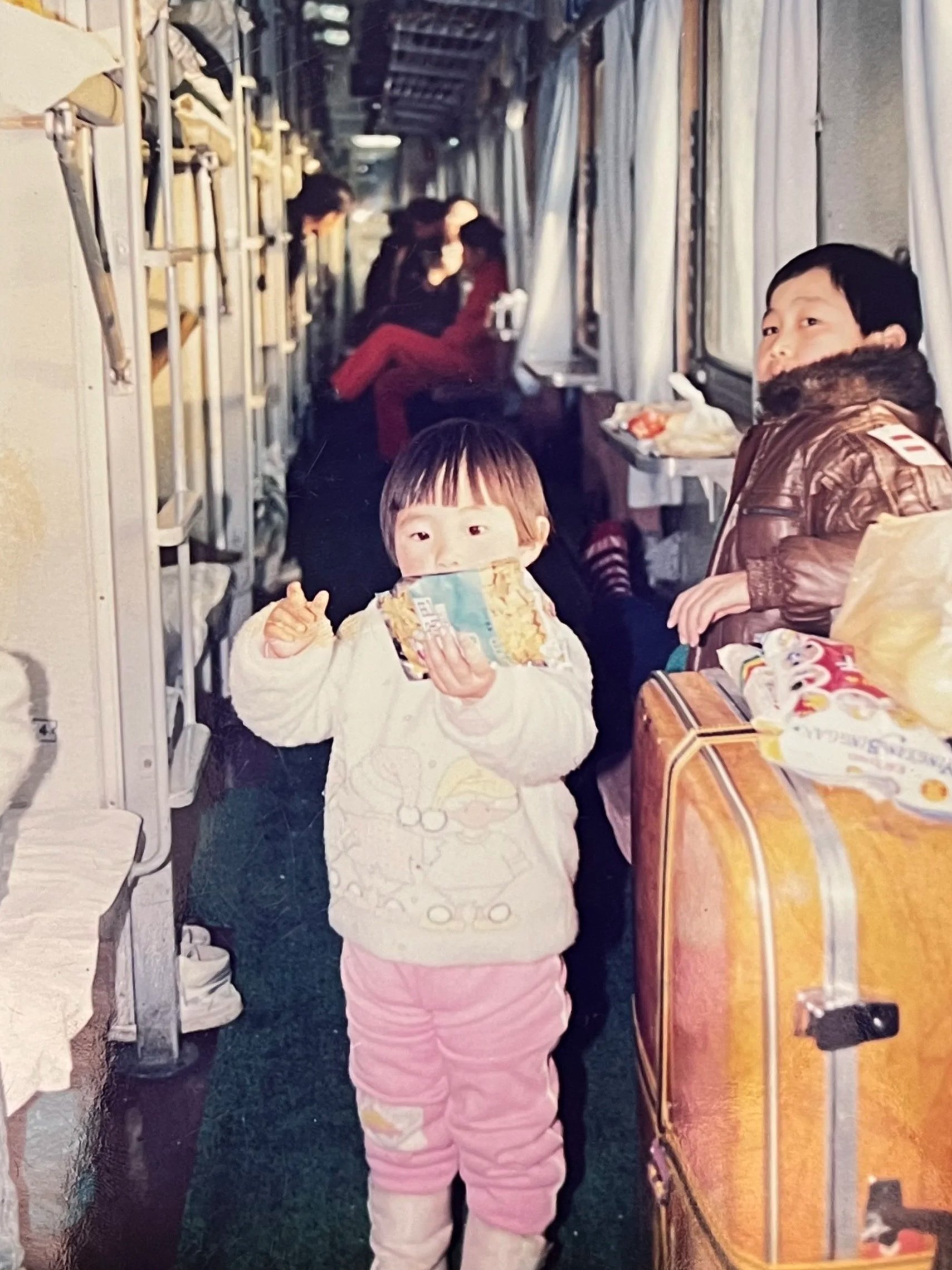 ASIAN GIRL, CHINESE GIRL, TRAIN, 80S 90S OLD PHOTO