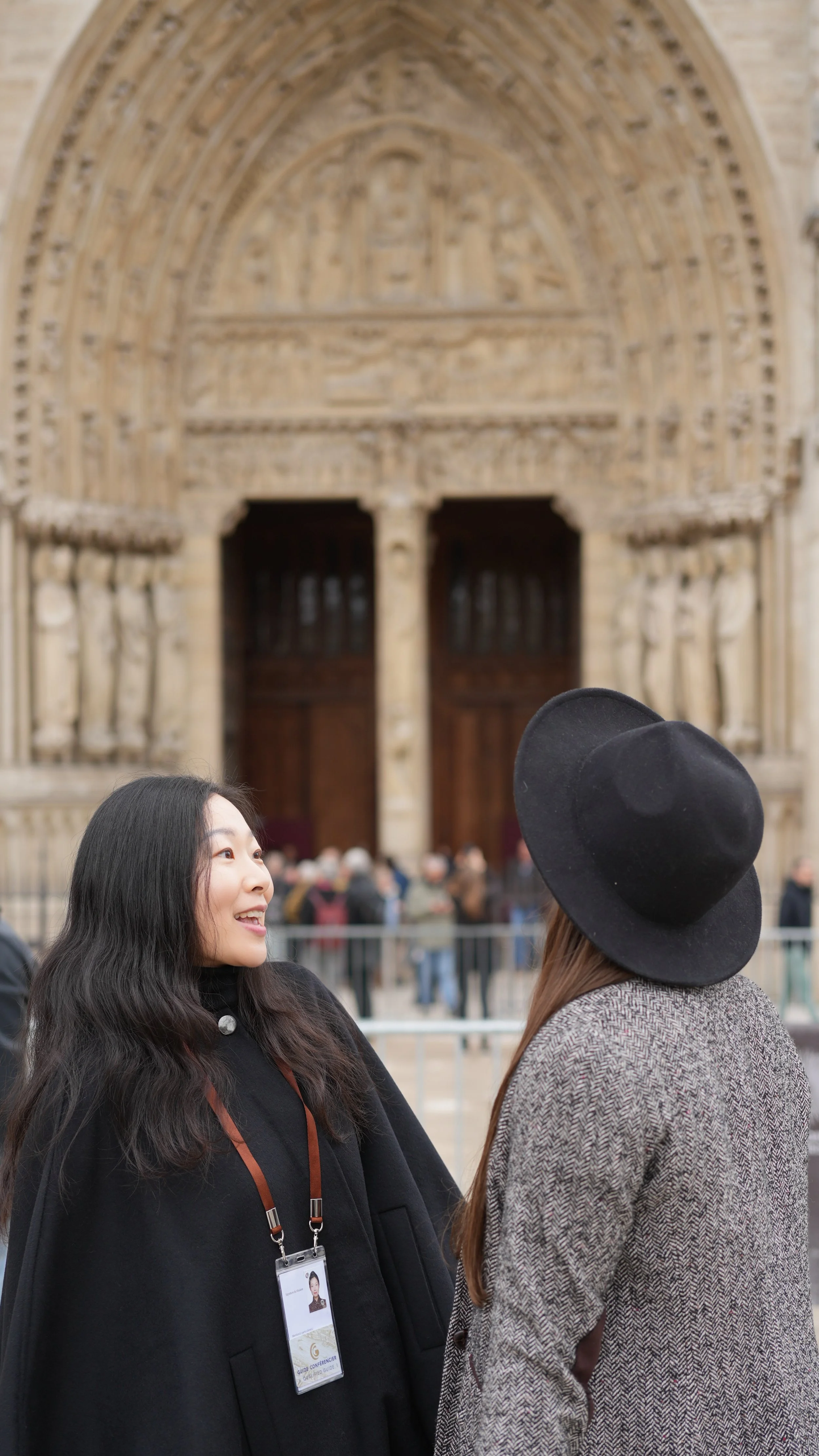 LICENSED GUIDE, MUSEUM GUIDE, MICHELLE ZILING OU, ASIAN TOUR GUIDE IN PARIS, SMILING, PROFESSIONAL