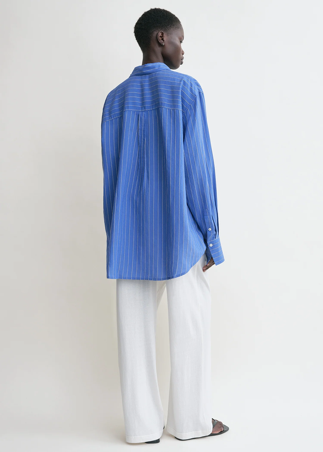 TOTEME_ECOM_PF25_TRAVEL_CAPSULE_SHIRT_253-WRT0522-FB0439_STRIPED_SUMMER_SHIRT_COBALT_WHITE_C-1.png