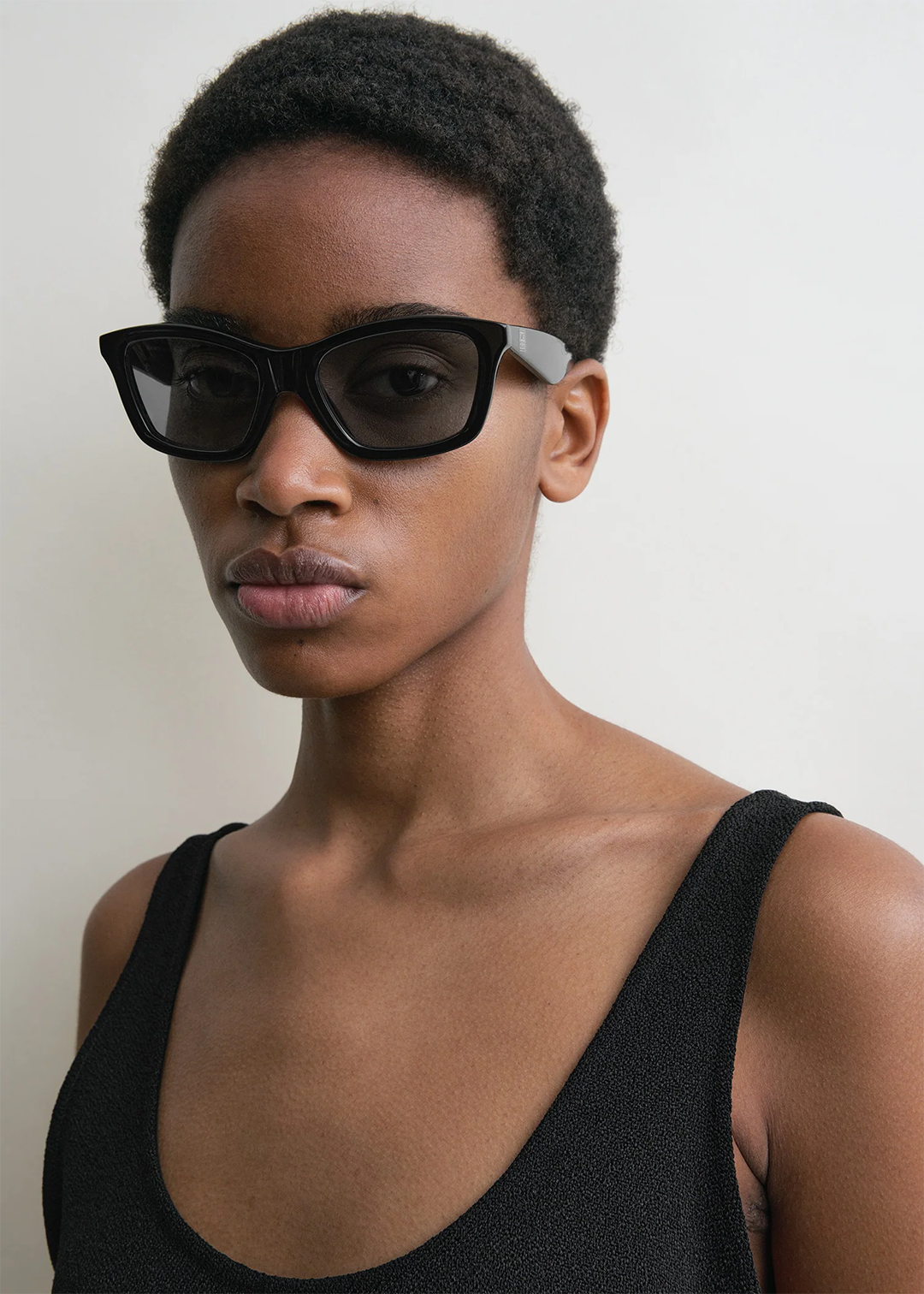 TOTEME_ECOM_CARRY_OVER_SS25_SUNGLASSES_241-WAE1102-EC0001_THE_CLASSICS_SUNGLASSES_BLACK_013-1.png