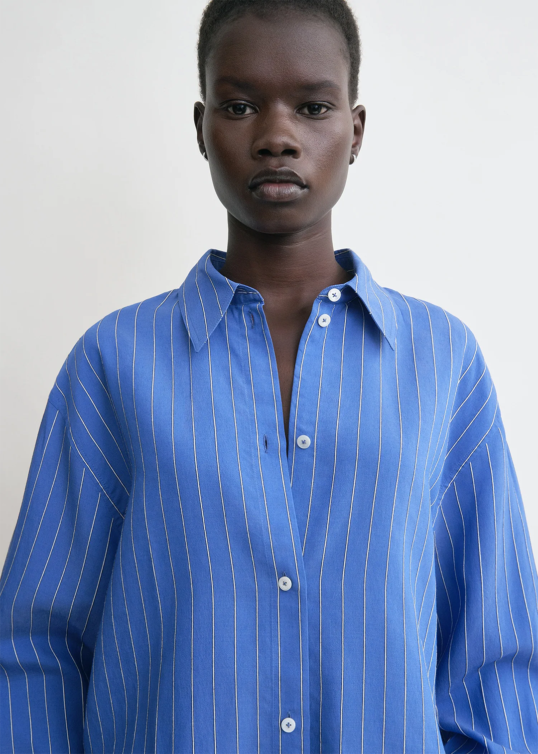 TOTEME_ECOM_PF25_TRAVEL_CAPSULE_SHIRT_253-WRT0522-FB0439_STRIPED_SUMMER_SHIRT_COBALT_WHITE_D-1.png