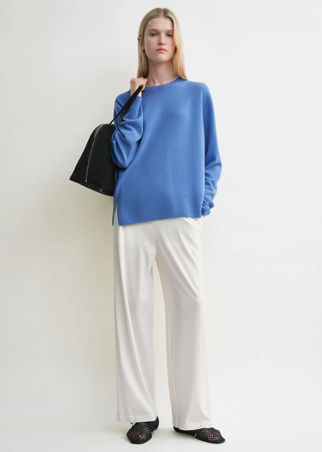 TOTEME_ECOM_PF25_TRAVEL_CAPSULE_KNITWEAR_253-WRT0496-YA0016_CREW-NECK_CASHMERE_KNIT_CORNFLOWER_A-1.png