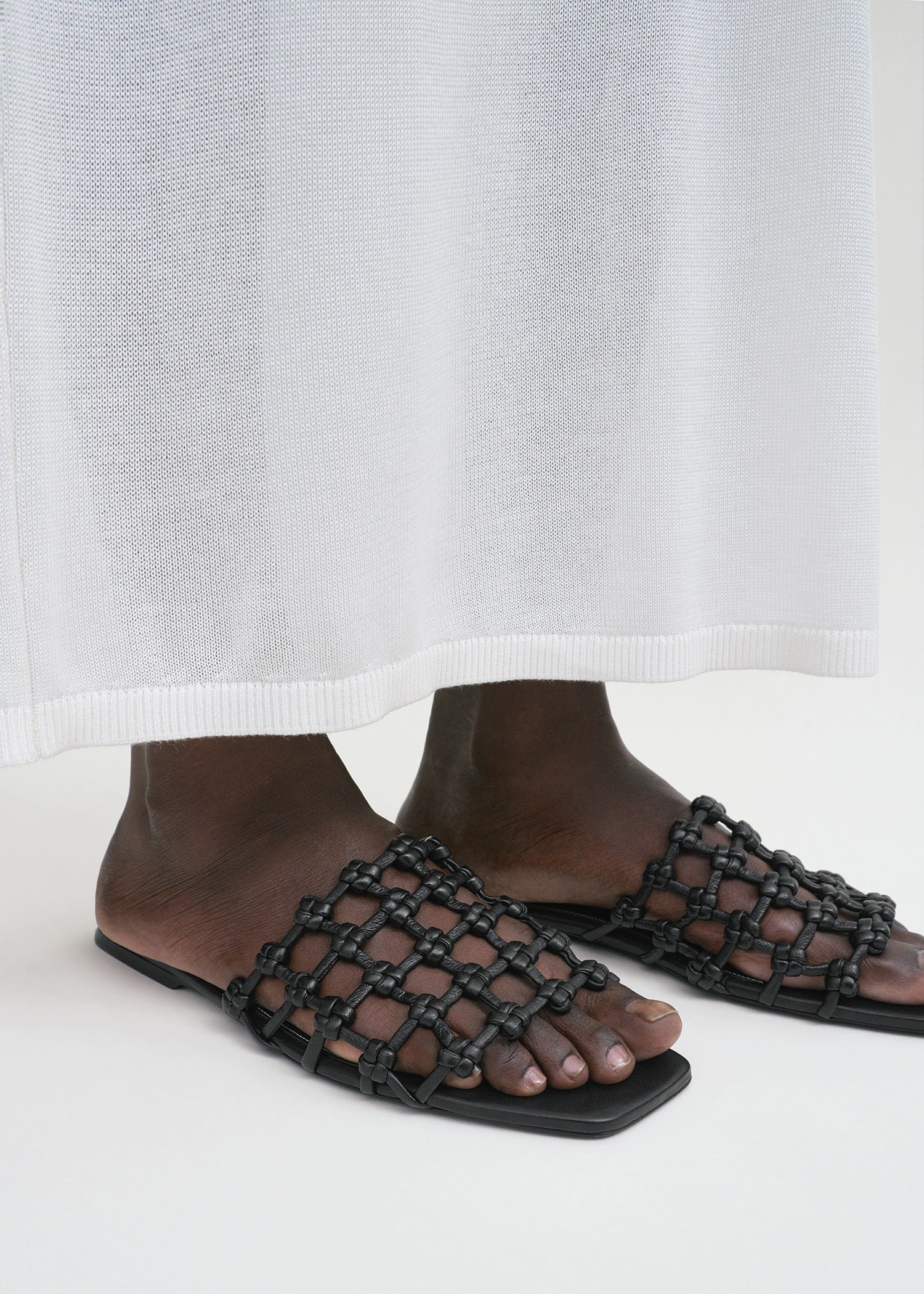 TOTEME_ECOM_PF25_SEASONAL_SANDAL_253-WAS0244-LE0146_BRAIDED-LEATHER_BANDEAU_SLIDES_BLACK_B.jpg
