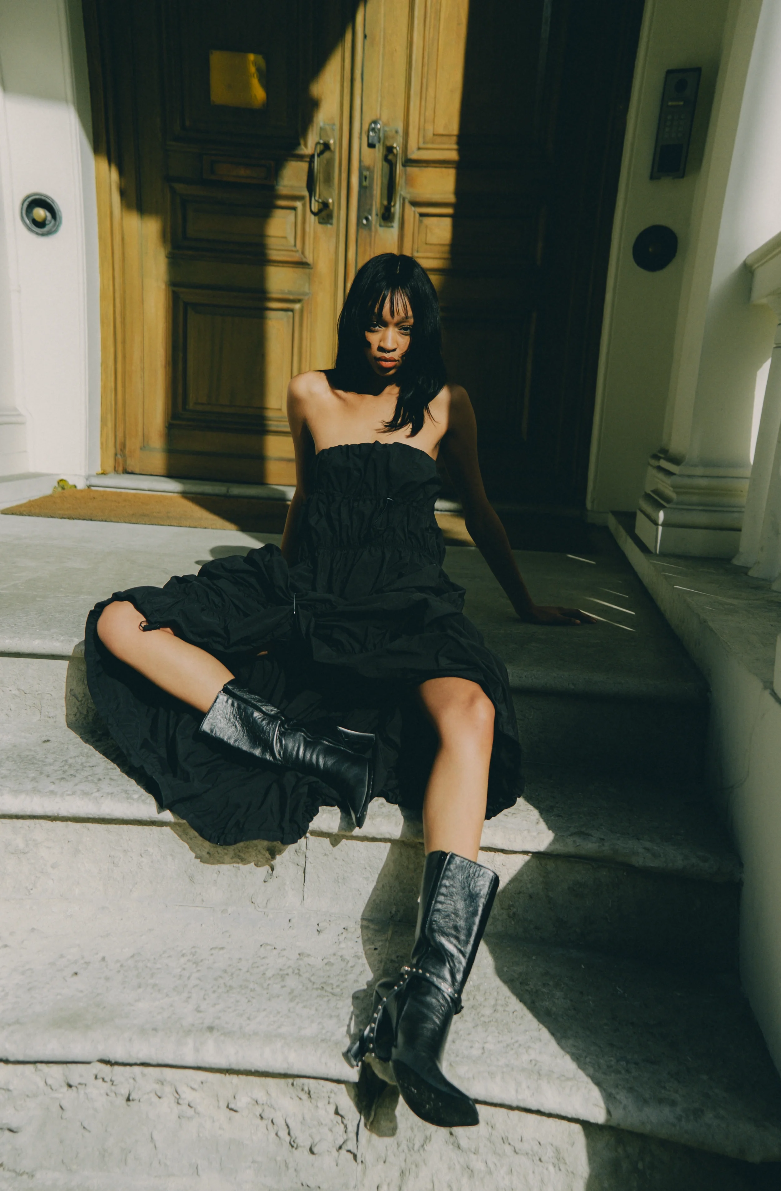 Quiet luxury editorial aesthetic featuring a model outdoors. High fashion photography by SVS® Sibeli Velázquez. Photographer based in Mexico City, CDMX.