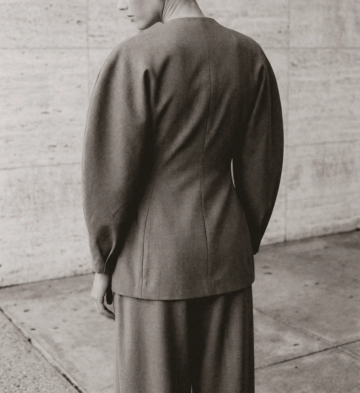 Quiet luxury editorial aesthetic featuring a model outdoors. High fashion photography by SVS® Sibeli Velázquez. Photographer based in Mexico City, CDMX.