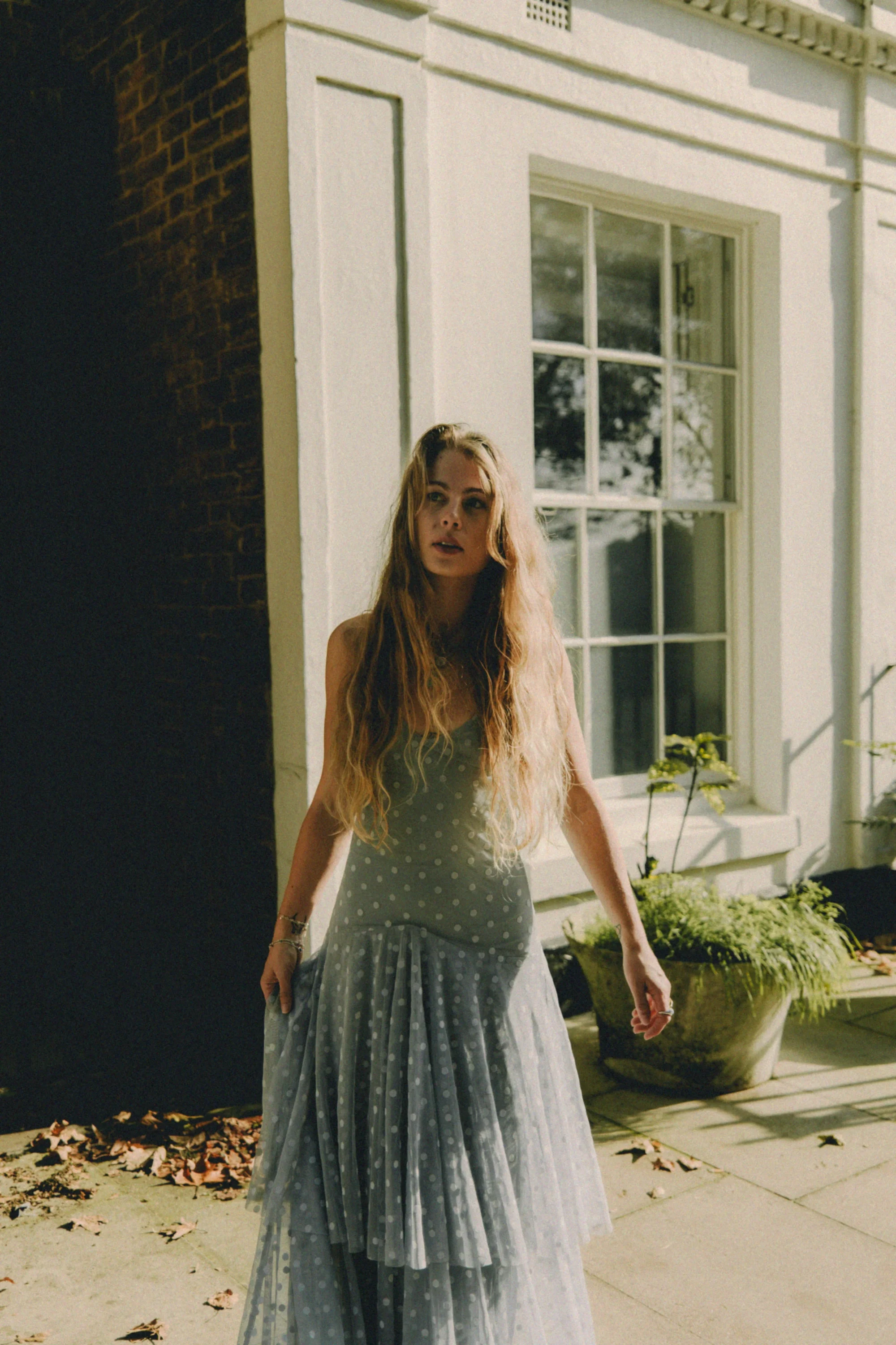 Quiet luxury editorial aesthetic featuring a model outdoors. High fashion photography by SVS® Sibeli Velázquez. Photographer based in Mexico City, CDMX.