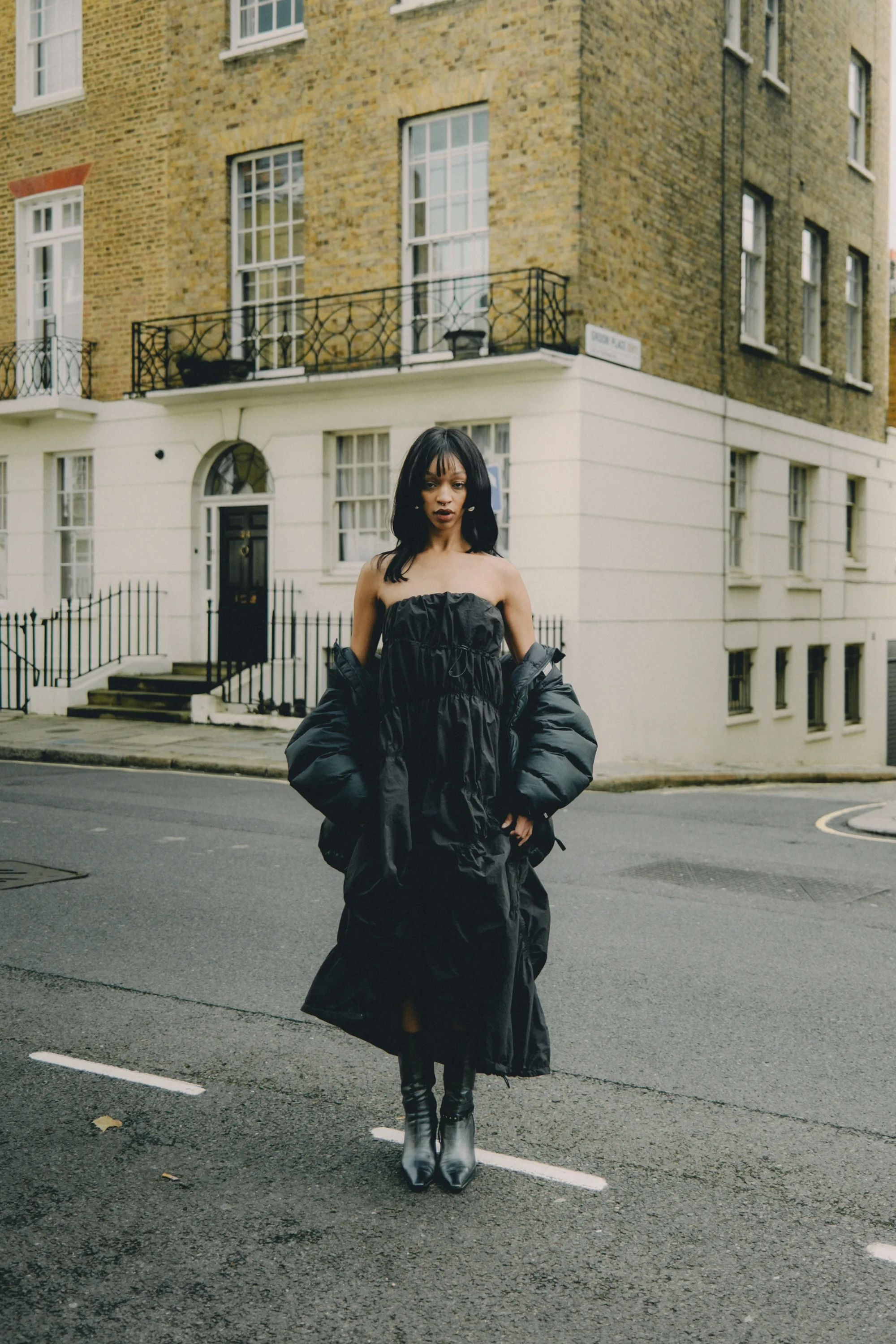 Quiet luxury editorial aesthetic featuring a model outdoors. High fashion photography by SVS® Sibeli Velázquez. Photographer based in Mexico City, CDMX.