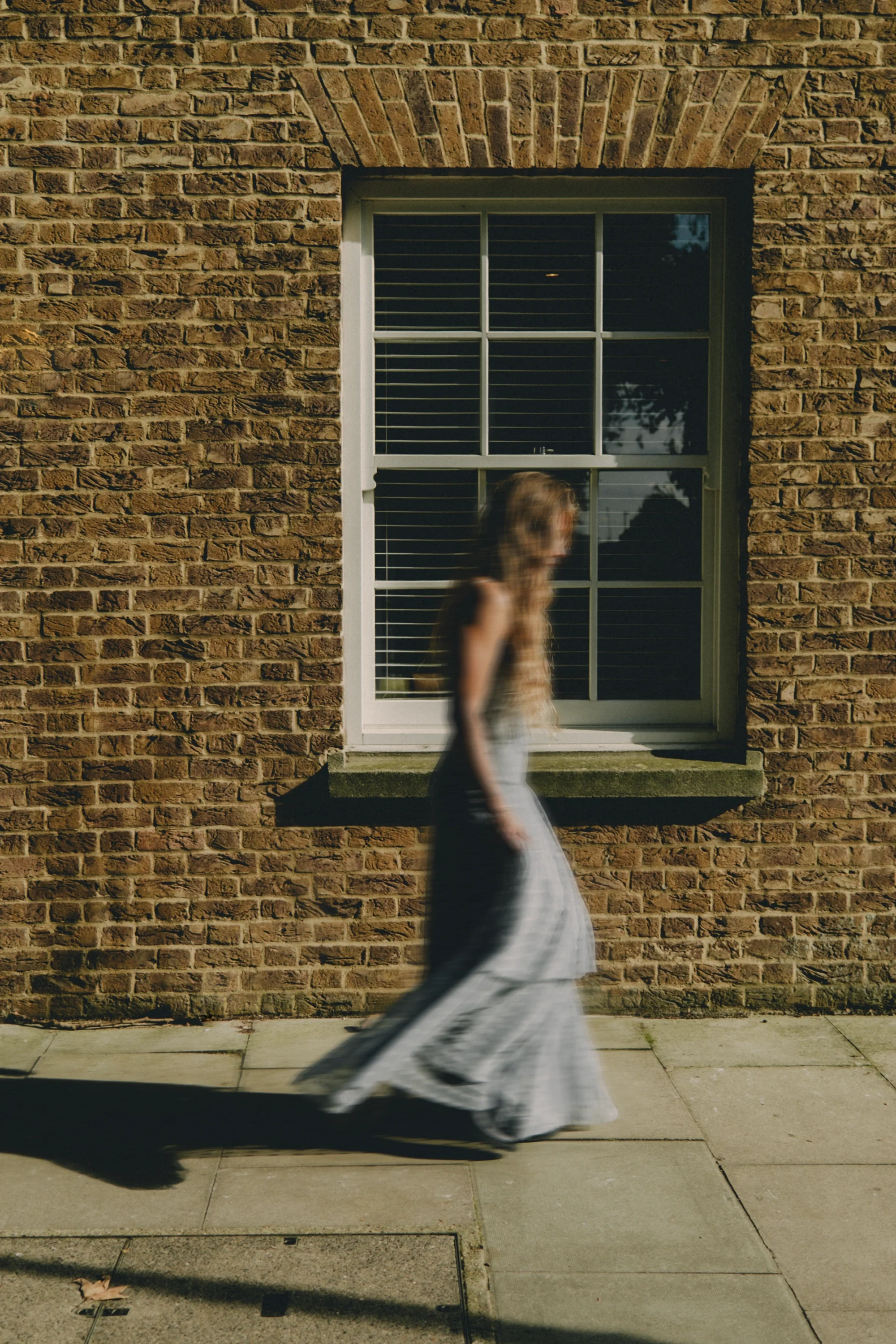 Quiet luxury editorial aesthetic featuring a model outdoors. High fashion photography by SVS® Sibeli Velázquez. Photographer based in Mexico City, CDMX.