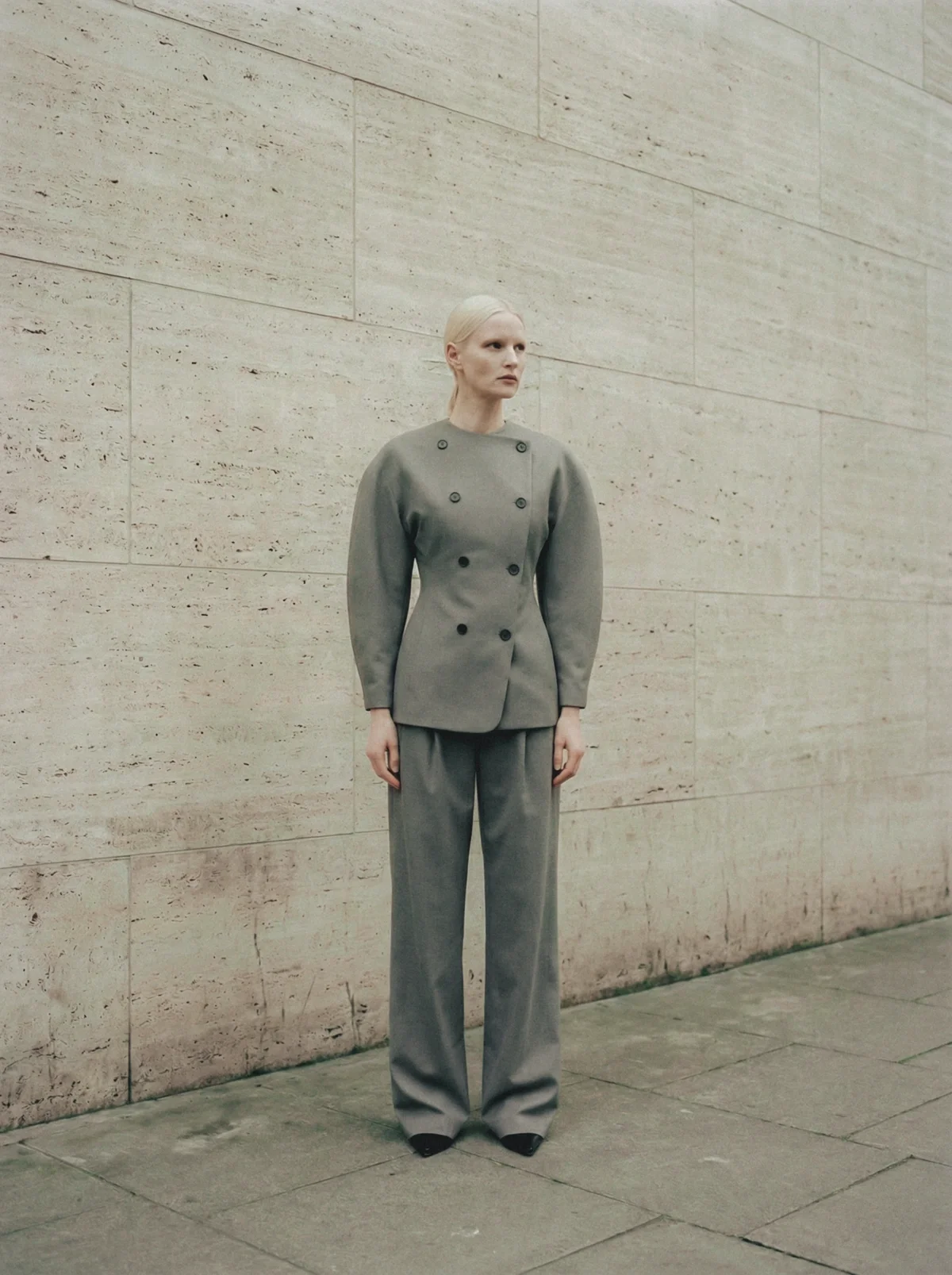 Quiet luxury editorial aesthetic featuring a model outdoors. High fashion photography by SVS® Sibeli Velázquez. Photographer based in Mexico City, CDMX.