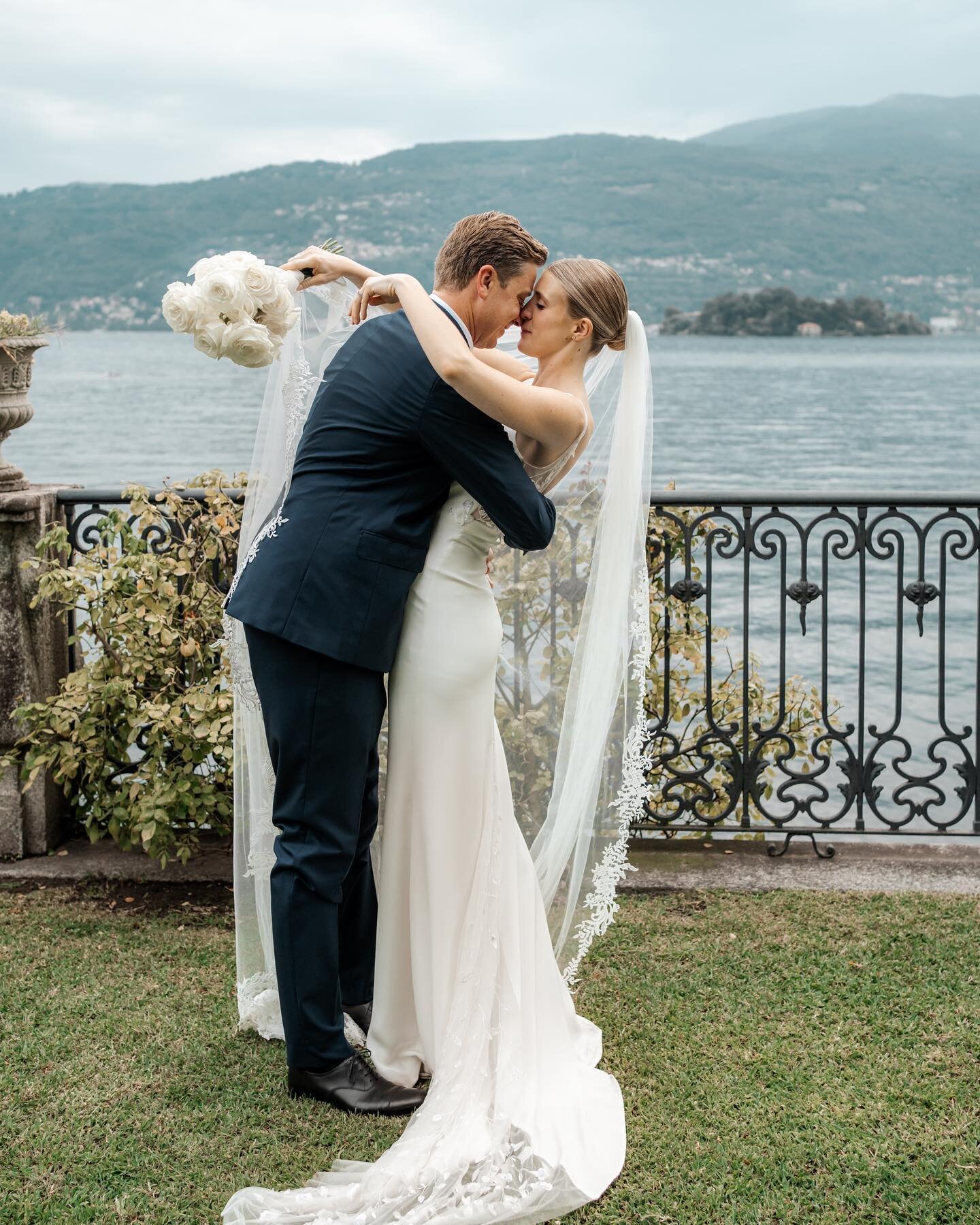 I had the pleasure to photograph this chic &amp; modern wedding in this beautiful villa in Lago Maggiore a few days ago 🤩

Planning and design:@isoleweddings 
Venue: @villarusconiclerici 
Catering: @legourmetditondini 
Florals: @albertomenegardi_flo