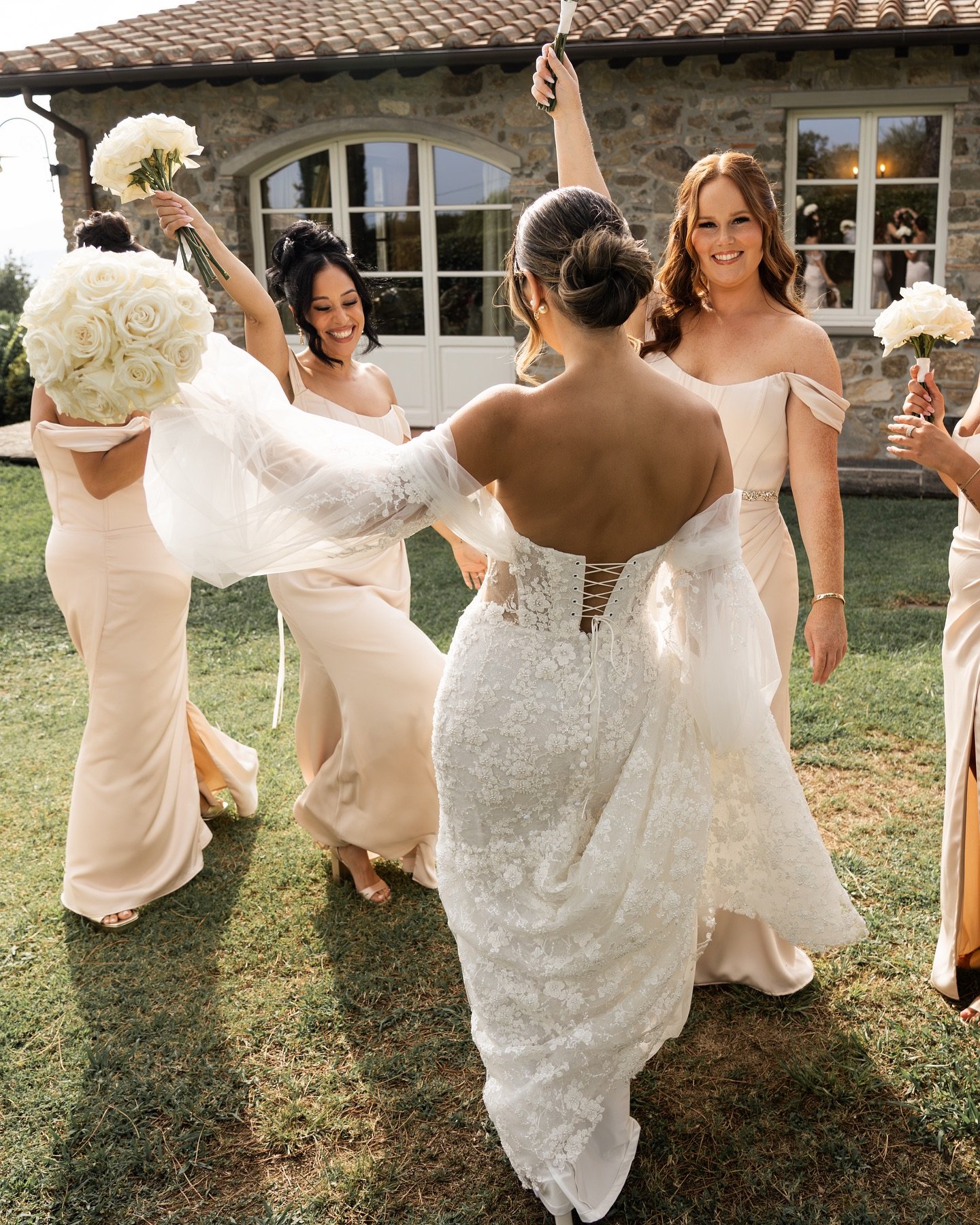 A week ago in the beautiful Tuscan countryside 🤩
Have enjoyed this wedding so much and I&rsquo;m so grateful that I was there to capture it! 
Planning &amp; deco @weddingeco.catering.flower 
Video @emotionalmovie 
MUA @make_up_irasiz 
Entertainment 