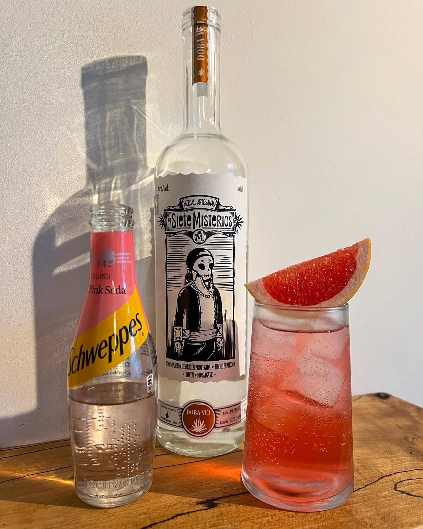 🚨 New Cocktail Alert 🔔 

Hibiscus Paloma

🌸 Hibiscus Punch made with Hibiscus Tea, Grapefruit Juice, Grapefruit Sherbert and Lime Juice 🍋&zwj;🟩 
Mixed with 🇲🇽 @sietemisterios Mezcal and topped with @schweppesgb Pink Soda. Refreshing and tart ?