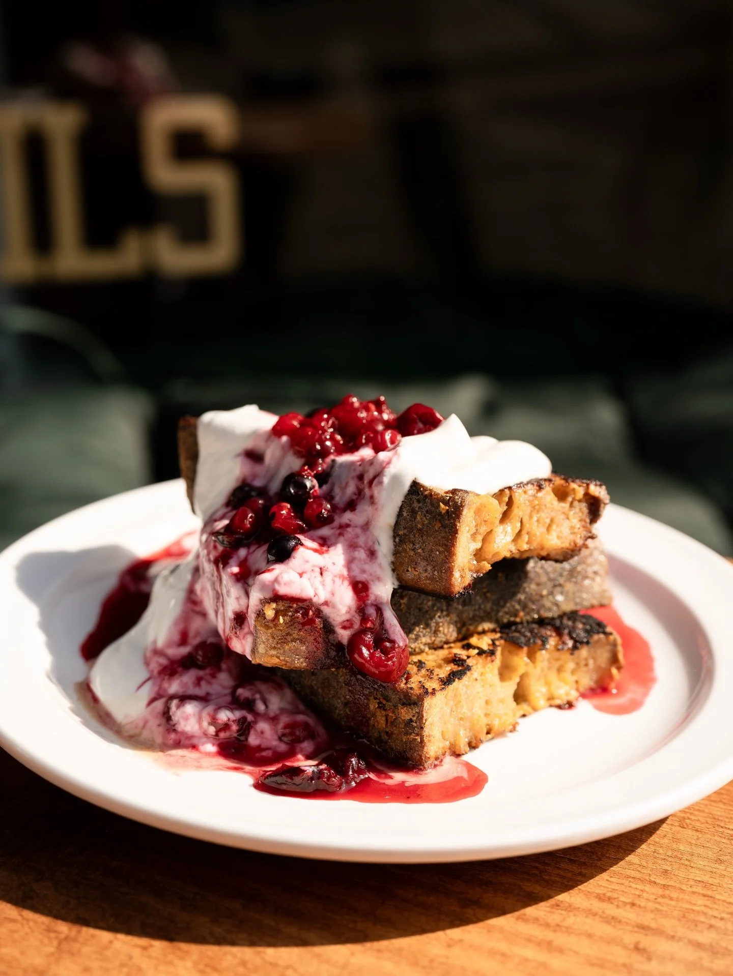 Let&rsquo;s introduce you to Brunch&hellip; Plonk&rsquo;d Style! 

Torrija, Spain&rsquo;s take on French toast - @coombesheadfarm sourdough, soaked in Orange Crem&eacute; Anglaise and br&ucirc;l&eacute;ed with cinnamon sugar. 
Served with either:
yog