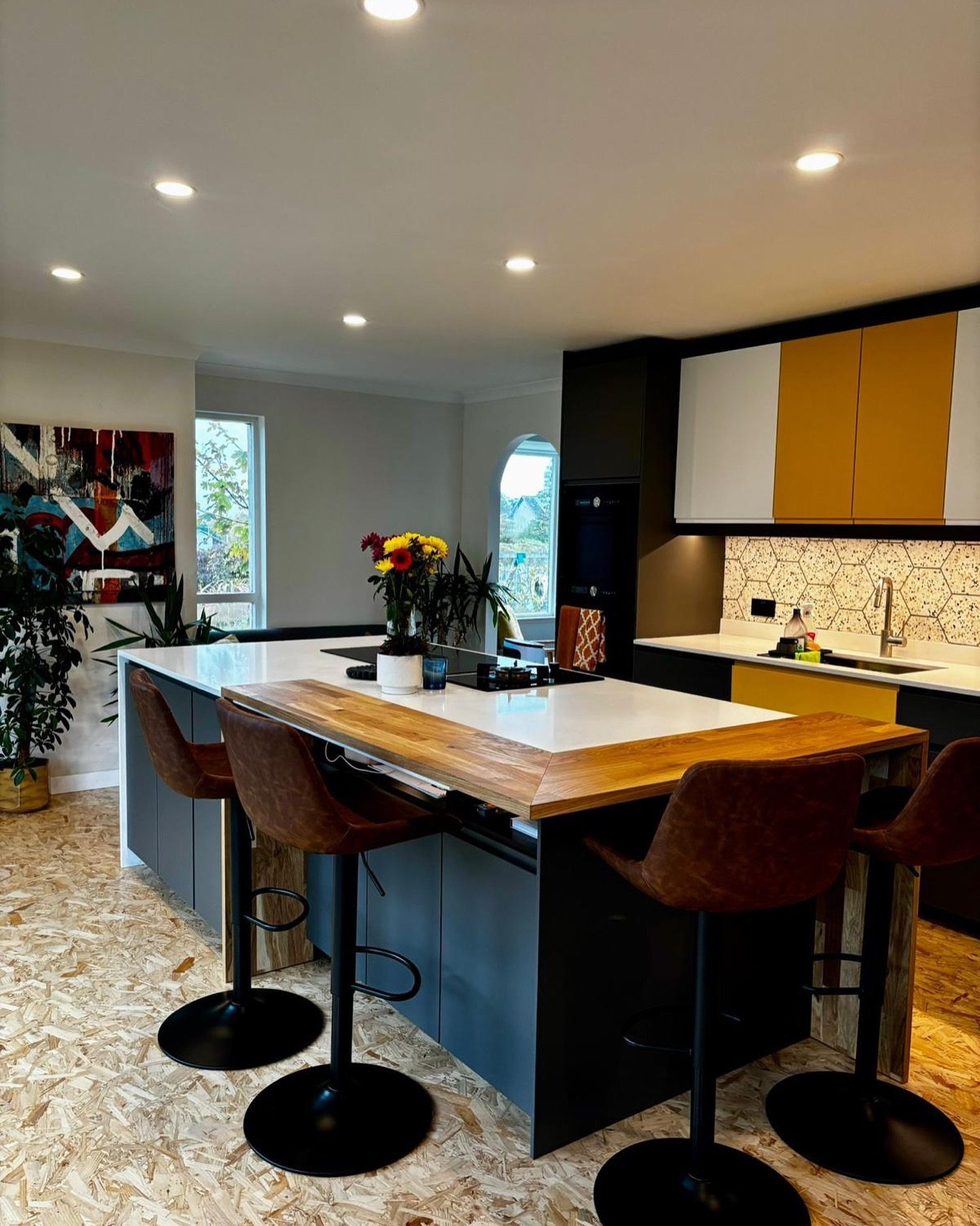 ✨ I N T E R N A L  A L T E R A T I O N S ✨

Great to have stage one of this project complete. What a stunning kitchen 👏🏻🤩.

I worked with my client to transform a living room into a bright and spacious kitchen. We utilised space from an unused cor