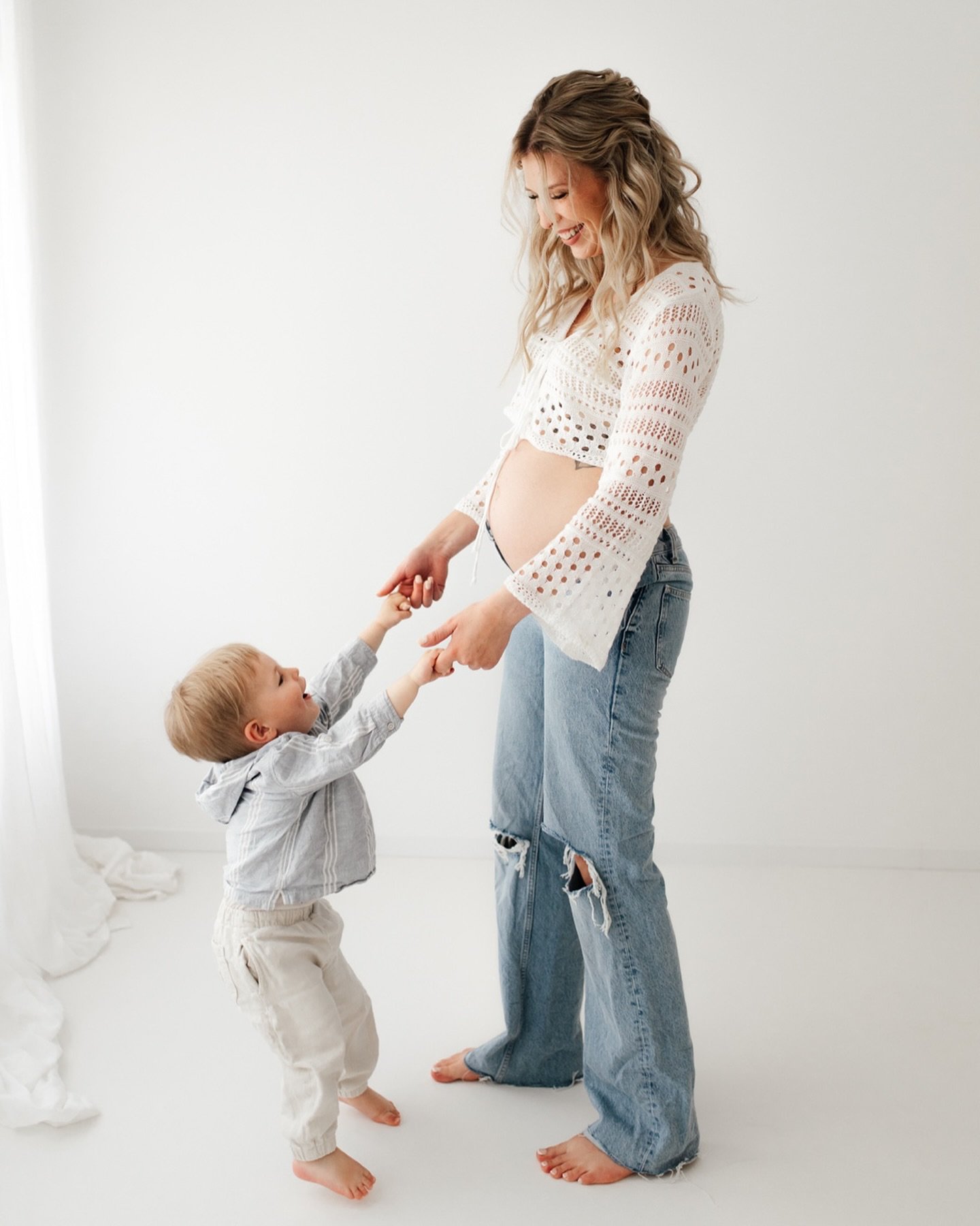 Der perfekte Zeitpunkt, um deinen Babybauch festzuhalten. ✨
Zwischen der 32. und 36. Schwangerschaftswoche ist dein Bauch wundersch&ouml;n rund, und wir schaffen einzigartige Erinnerungen. Meldet euch fr&uuml;hzeitig, um euren Termin zu sichern &ndas