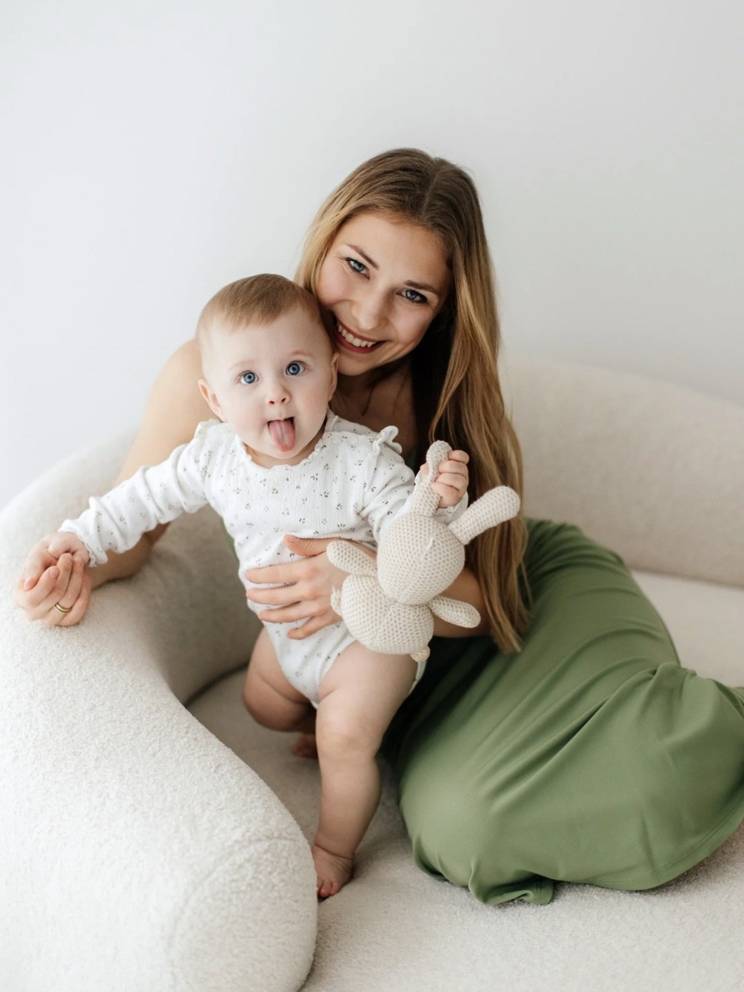 Mommy &amp; me Minishooting im Studio 🤍✨

Ihr w&uuml;nscht euch auch solche Bilder? Schaut gerne unter dem Link auf meinem Profil, da gibt es alle Infos zu meinen Minishootings. Ihr d&uuml;rft auch mit der ganzen Familie kommen. 🫶🏻