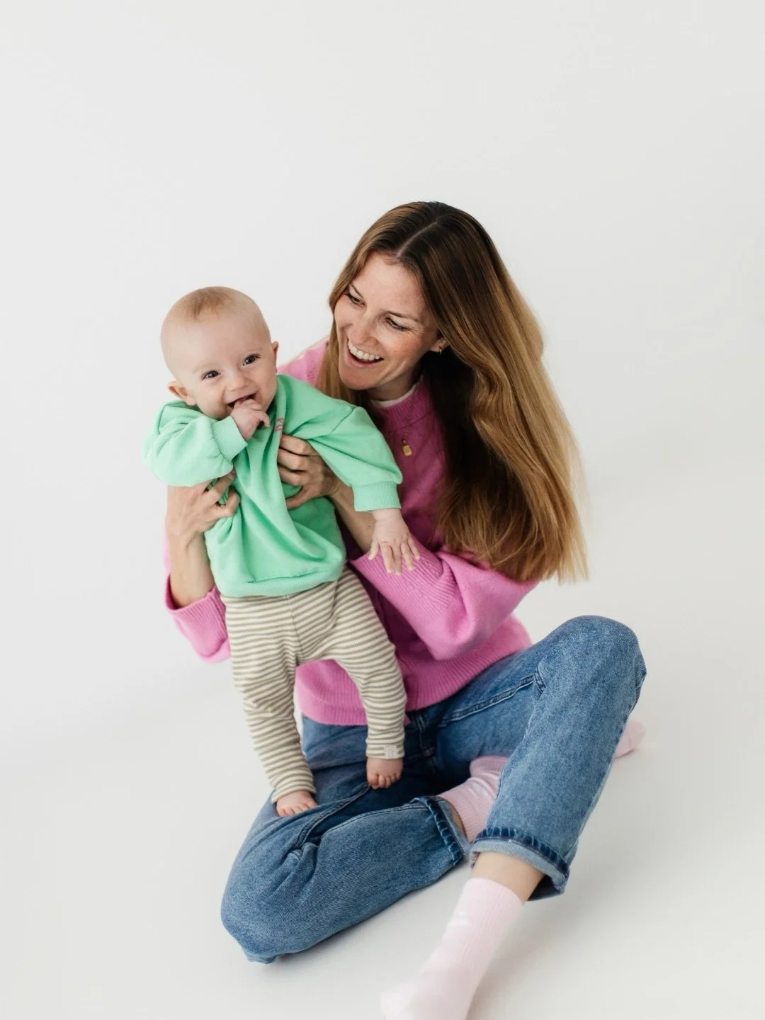 So viele Lieblingsbilder aus diesem Shooting 💗
Lieb die Kombi aus knalligen Farben &amp; meine cleanen Set. Was meint ihr? 🫶🏻