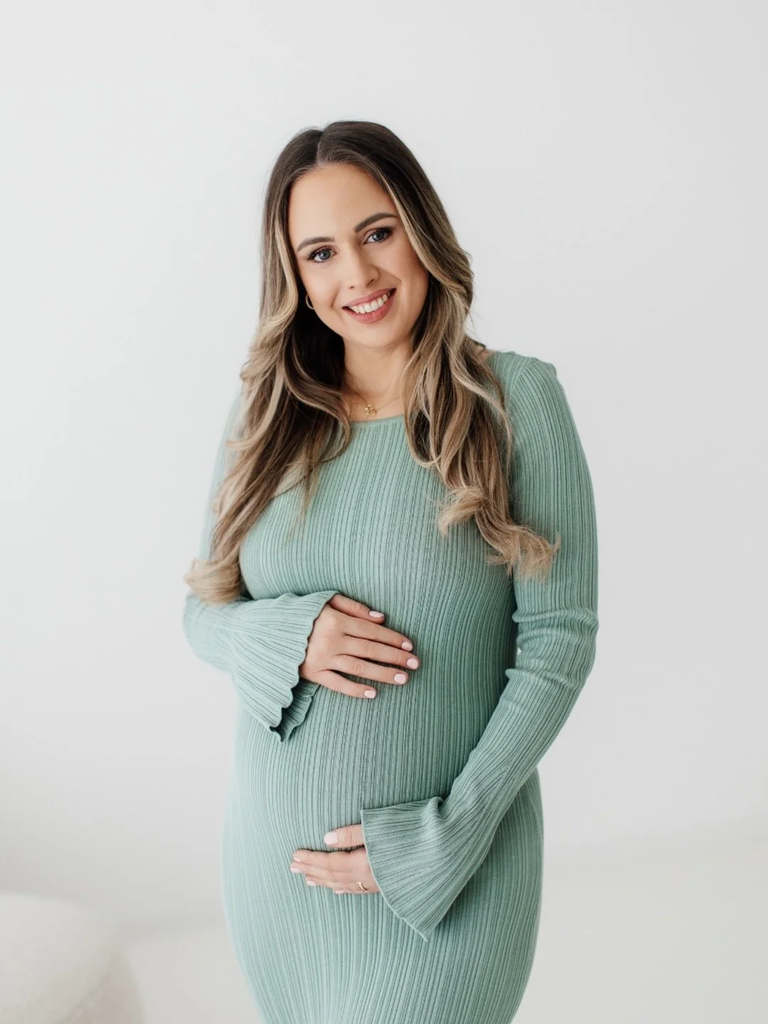 Babybauchshooting 🫶🏻✨

Alle Kleider sind &uuml;brigens aus meinem Kundenkleiderschrank. Ihr habt bei jedem Shooting die M&ouml;glichkeit euch in Ruhe alles anzusehen &amp; auch anzuprobieren. 🥰

Haare &amp; Make Up: @la_vie_est_belle_kosmetik 🤍✨