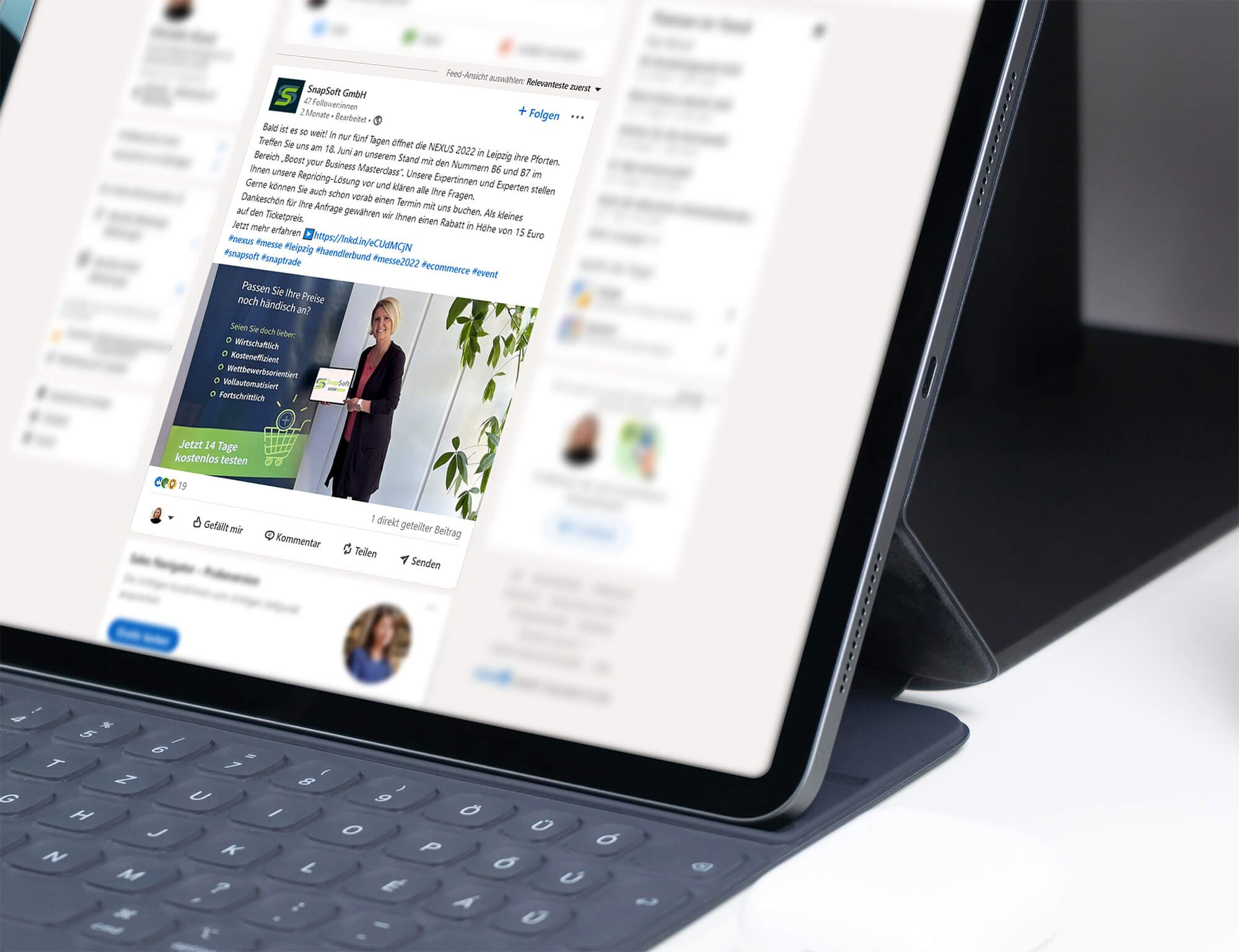Tablet zeigt LinkedIn-Kanal als Beispiel für Social Media Betreuung