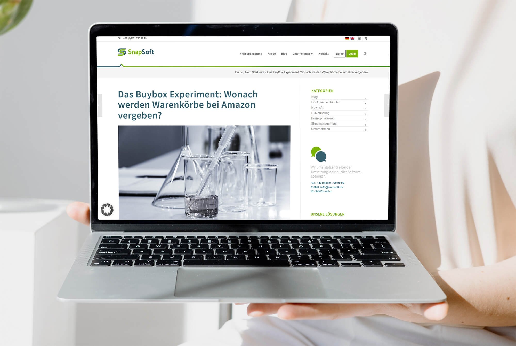 Mockup zeigt Screenshot eines Blogbeitrages im Browser auf einem Laptop