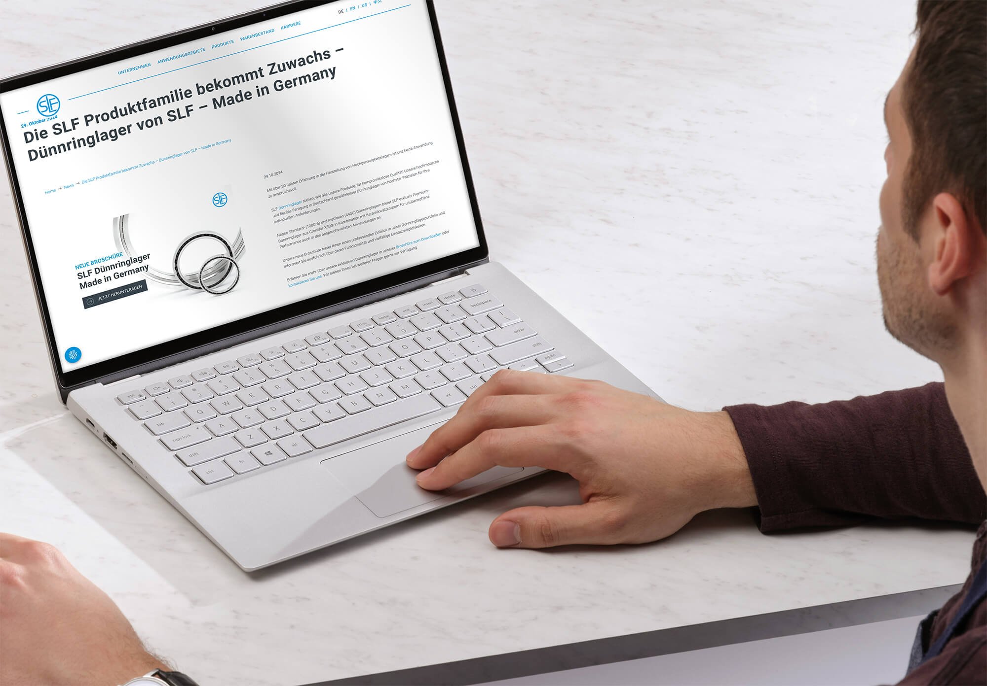 Ein Mann schaut sich auf dem Laptop eine Website an