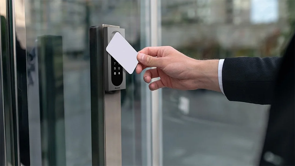 Tydelig lyd- og LED-indikering giver brugeren øjeblikkelig feedback ved adgang. Funktioner som interlock, anti-passback og to-faktor autentifikation øger sikkerheden.
