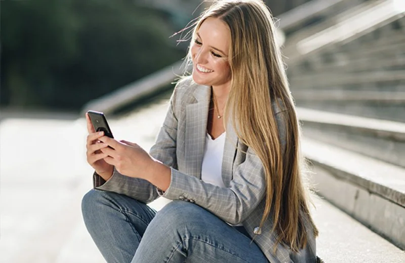 fermax-MeetMe-woman-phone.jpg