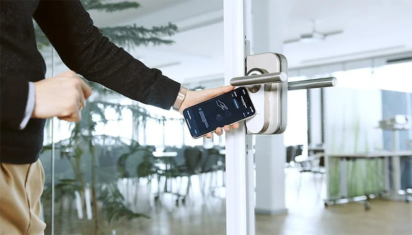 AX2GO_smartphone door lock.jpg