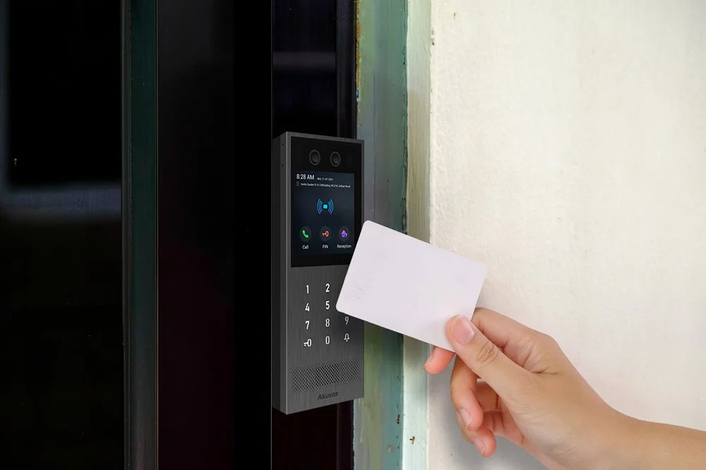 X912 dørstation med kortlæser. Lille, kompakt og velegnet til steder med begrænset plads.