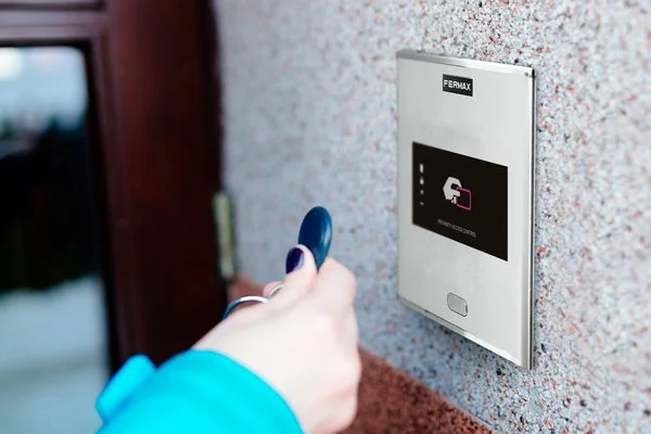 Fermax tilbyder forskellige ADK-løsninger, som garanterer sikker adgang til bygninger og faciliteter gennem anvendelse af avancerede teknologier som adgangskort, biometri (fingeraftryk) og dørkontrol.