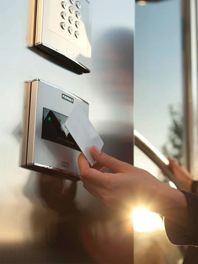 Proximity kortlæser med DUOX Plus teknologi