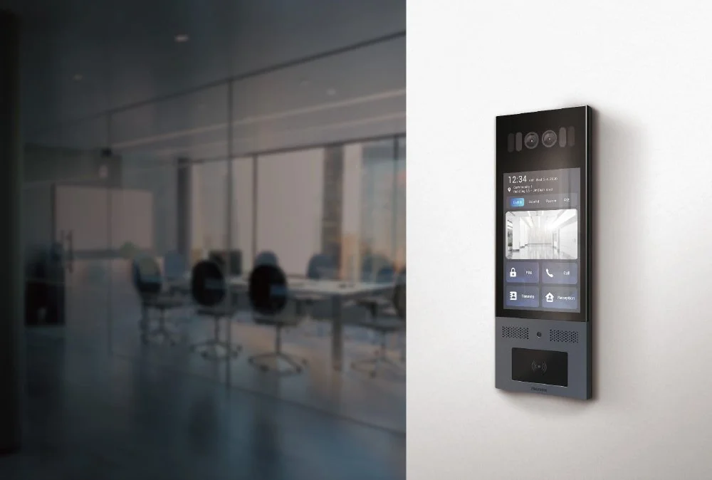 Den vandalsikre X915 Android dørtelefon kombinerer stil med de nyeste teknologier og materialer, der er bygget til at holde.