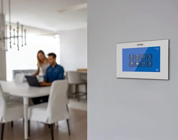 NEO svarmonitor med den IP-baserede MEET teknologi. NEO har indbygget røg- og bevægelsessensor.