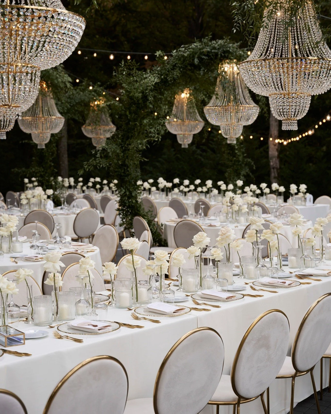 ✨ Eleganța nu are nevoie de multe cuvinte. Decorul acesta vorbește de la sine. O combinație rafinată de alb, accente aurii și lumina caldă a candelabrelor, pregătită să transforme o seară &icirc;ntr-o adevărată poveste.

Fiecare detaliu, de la floril