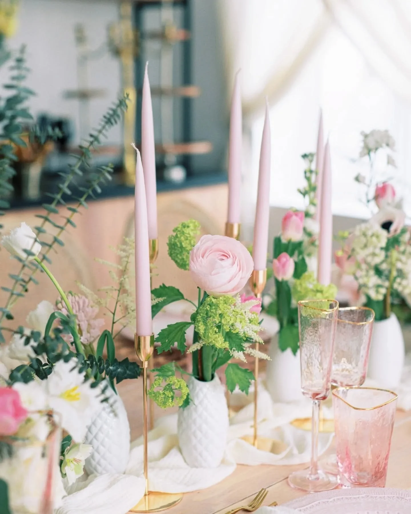 Cum influențează aranjamentele florale estetica unui eveniment? 🌸

De la rafinament minimalist la opulență spectaculoasă, aranjamentele florale de pe mese sunt detaliul care transformă complet energia unui eveniment.

Fiecare combinație de culori, t