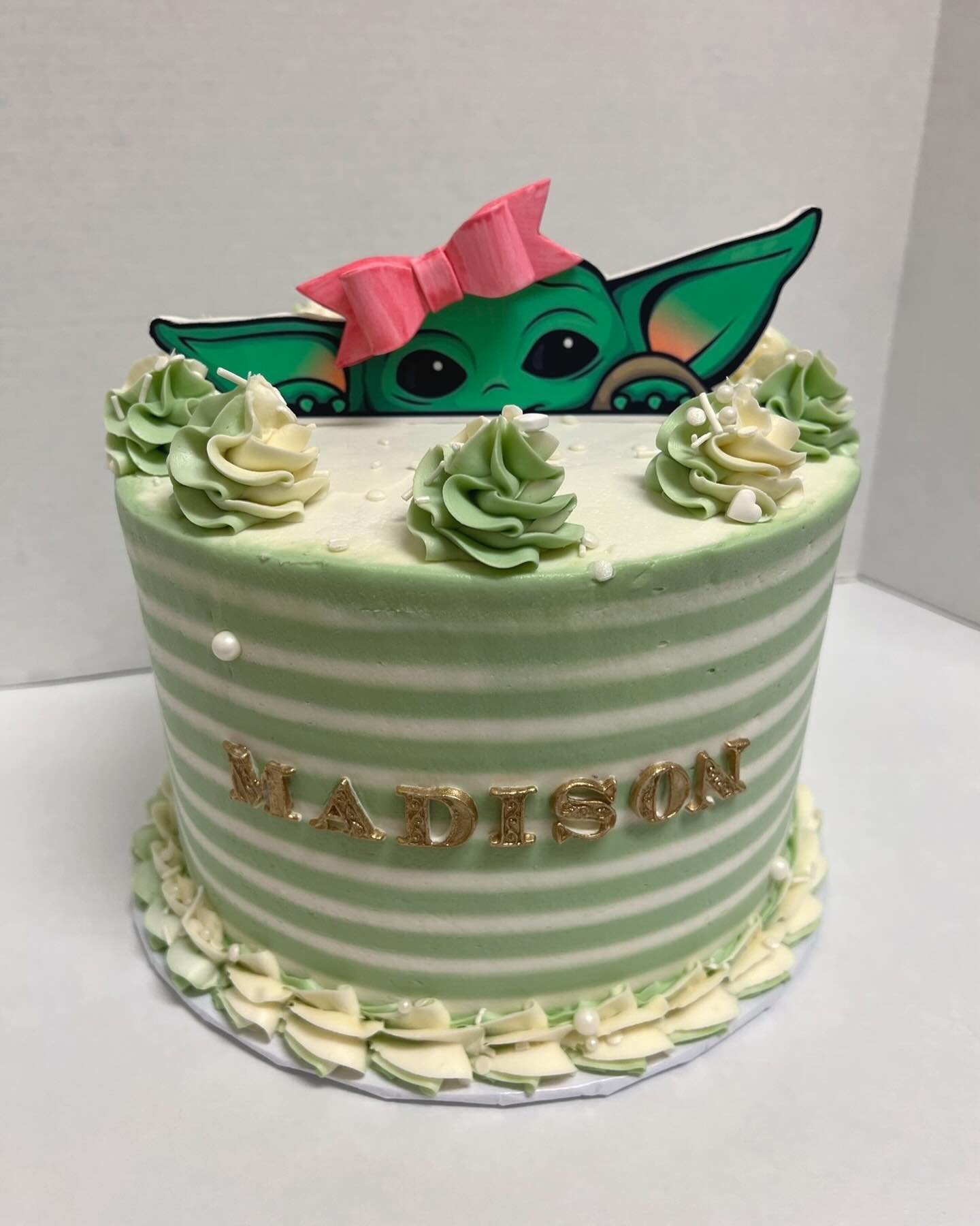 Can&rsquo;t get enough of this baby yoda cake! 
.
.
.
#orlandocakes #orlandobaker #yodacake