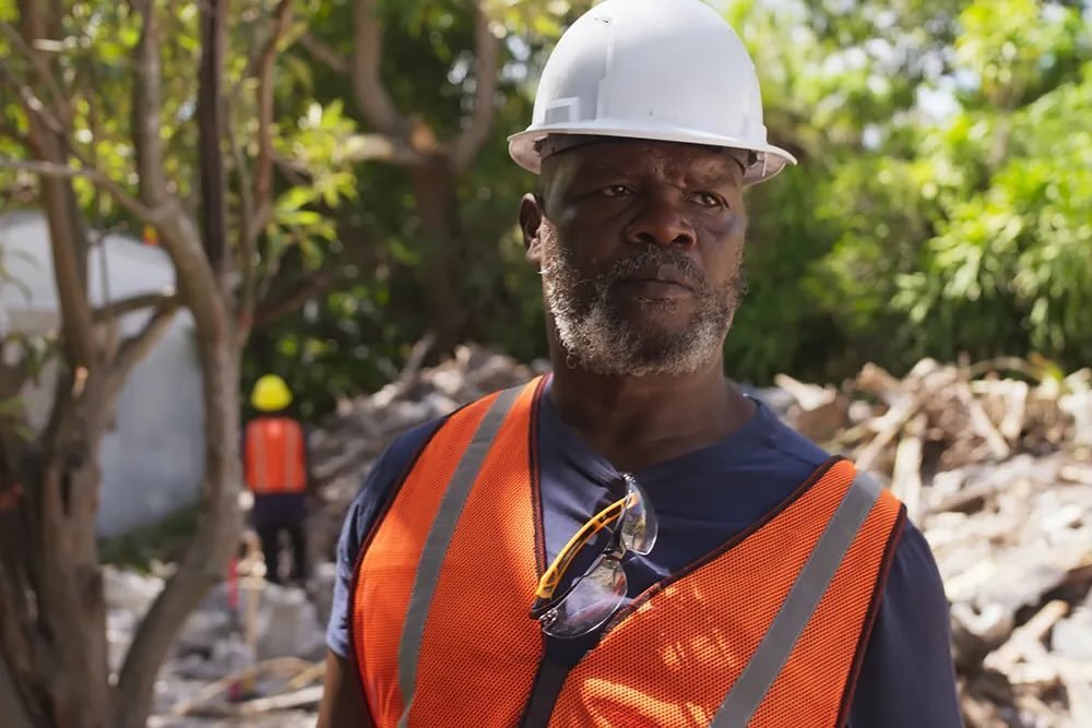 Miami Moviegoers, we have been invited to a FREE art week screening of Mountains! This locally made film comes to us from our friends @monicugh and @robertcolom. The movie concerns immigrant worker Xavier who dreams of a more spacious home for his wi