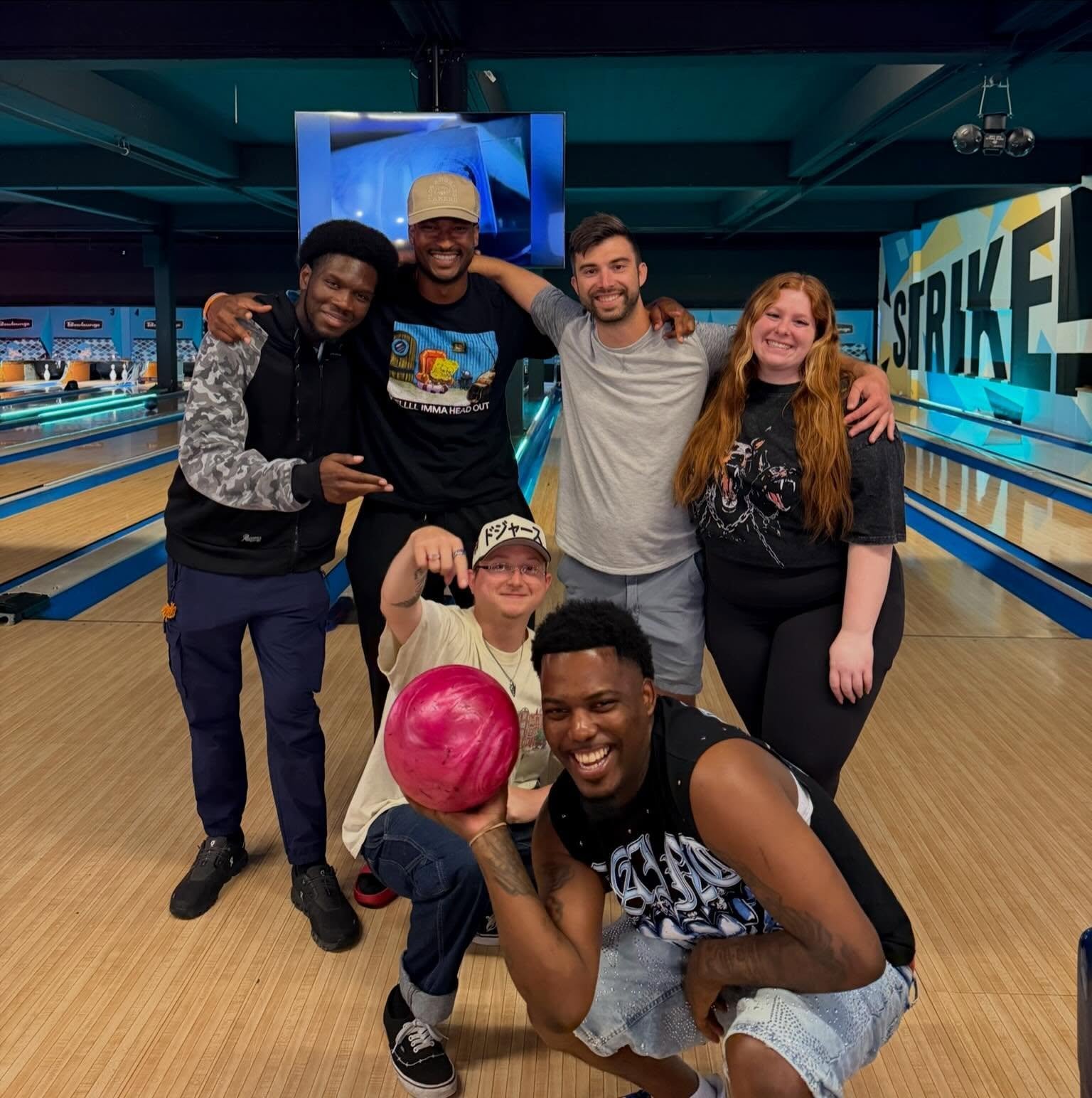 Working hard...to get the best shot 📸🎳
.
.
#redatlasassociates #redatlas #redatlasassociatesculture #companyculture #bowlingnight