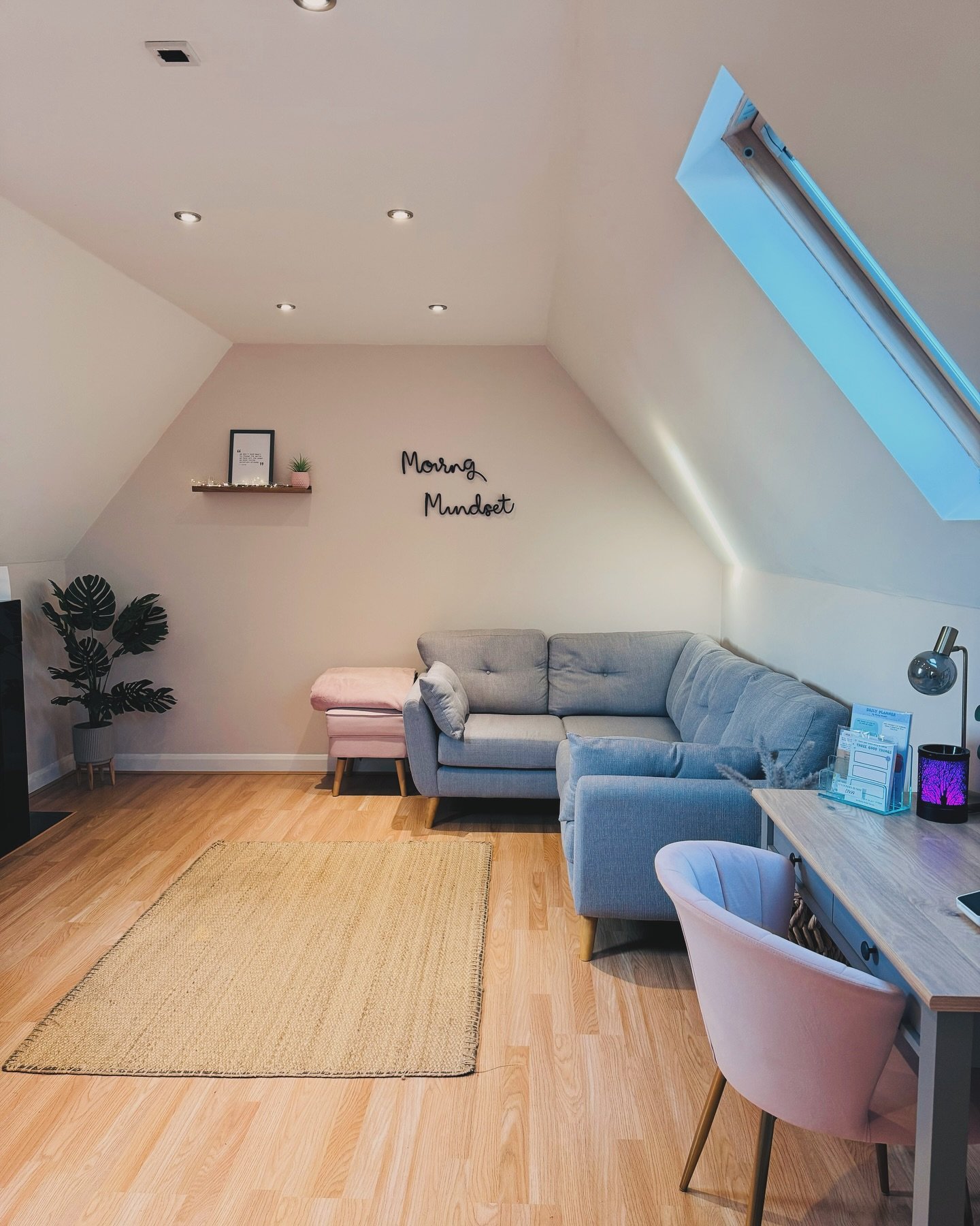 Monday Monday ✨Ready to start a fresh week seeing lots of clients 🤍This week I&rsquo;m mainly supporting with issues such as:

🧠 Anxiety 
🥺 Depression
🙌 Confidence 
💤 Sleep 
🌡️ Health Anxiety 
❤️ Weight Management&hellip;

And more! When people