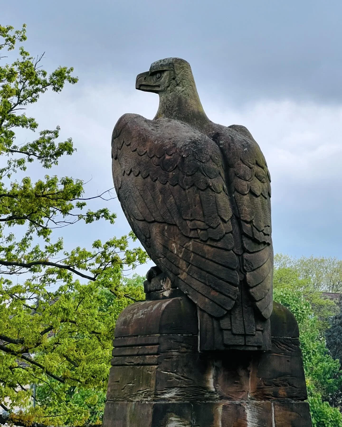 The historical eagle at the Bahnhof Bismarckstr train station by our place. There are four of them looking at four different directions. The station was built in 1911. They&rsquo;ve seen many changes, dark and light.

うちの最寄りの電車の駅は1911年に作られたそう。このわしが当時