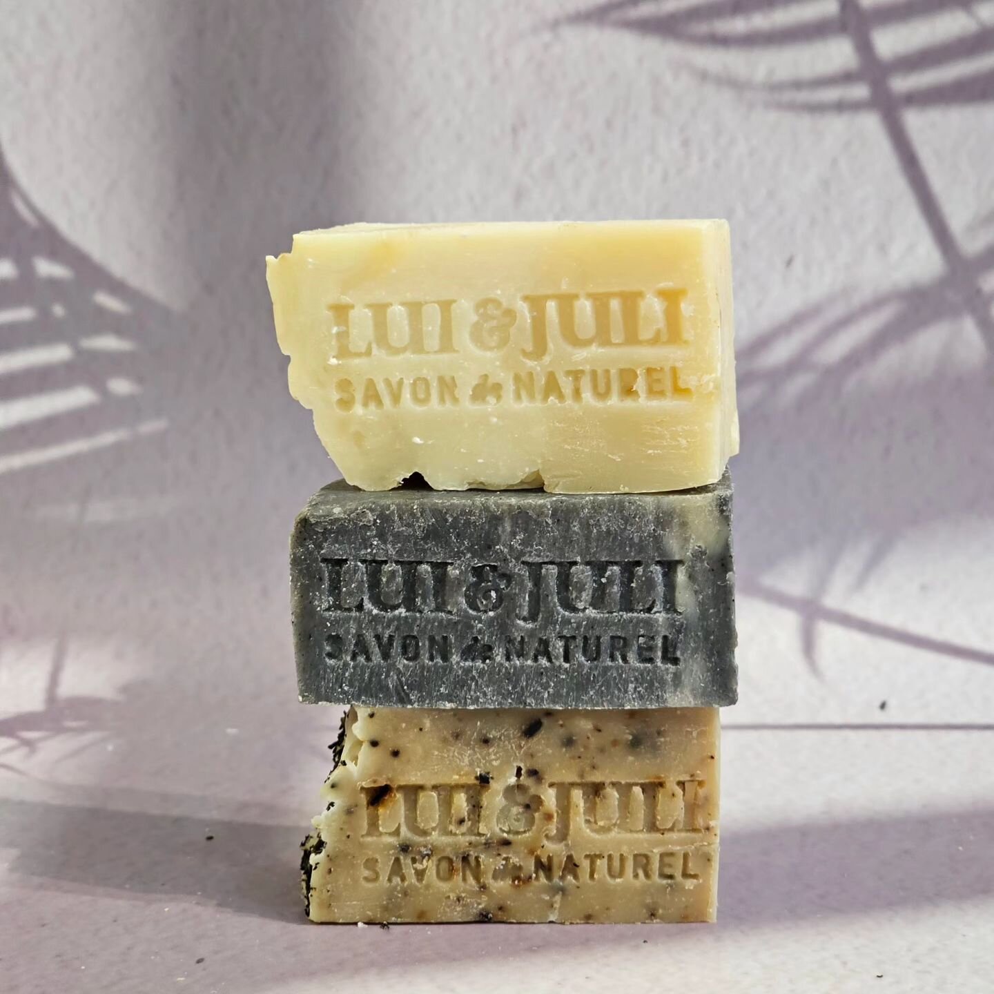 Our soaps are now available in a smaller size(about 65g), providing a more convenient and economical option.😉

Due to its handmade nature, our soaps may vary slightly in shape and weight.

 많은 고객님들의 요구로 새로운 사이즈의 비누가 출시되었습니다. 여러 종류의 비누를 쓰고 싶으신 분들, 여행