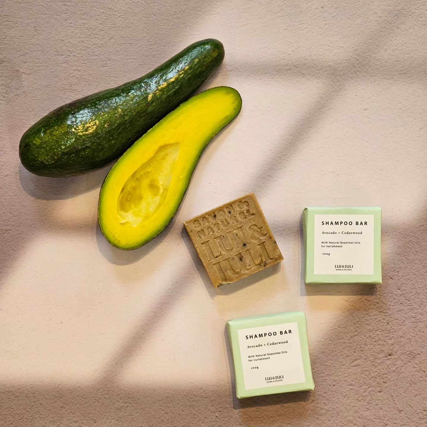 아보카도 샴푸바 Avocado Shampoo Bar

아보카도 오일은 손상된 모발에 영양을 공급해줄 비타민 A, B, E가 다량 함유되어 샴푸바로 만들기에 가장 좋은 오일 중 하나입니다. 

영양이 가득한 아보카도오일과 루이앤줄리의 메인 원료인 올리브오일의 풍부한 보습력으로 부드럽게 모발을 관리해보세요. 

또한 녹차가 가진 항산화물질은 당신의 모발을 다양한 스트레스로부터 보호해줄 거에요. 

그리고 평온하고 고급스러운 향과 건강한 모발 성장을