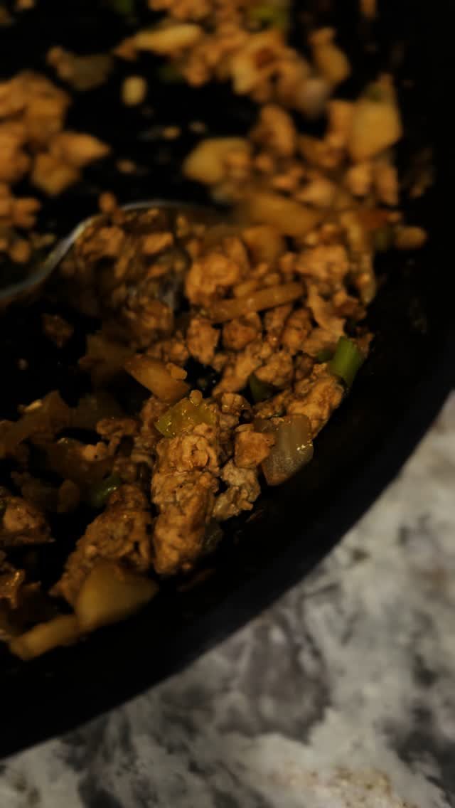 🥬 Healthy Chicken Lettuce Wraps (with Creamy Peanut Sauce)
Quick, fresh, and packed with protein — these wraps make the perfect easy dinner!
* 1 lb lean ground chicken
* 1 tbsp sesame oil
* 1/2 cup finely chopped red onion
* 2 cloves garlic,