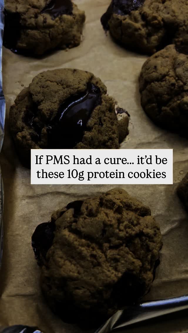 These cookies are soft, chewy, and loaded with dark chocolate — pure comfort in every bite🫶🏻
With 10g of protein, plus collagen, flax, and real ingredients, they fuel your body and your cravings.
Perfect for PMS days, post-workout, or whene
