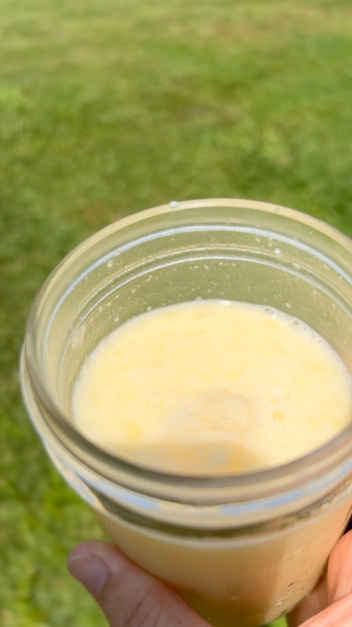 Ladies, meet your new go-to pick me up for the summer: hydrating and creamsicle flavor here to support your energy + hormone health🫶🏻
Whether you’re feeling a little burnt out or just want a nourishing midday treat, this drink checks all the