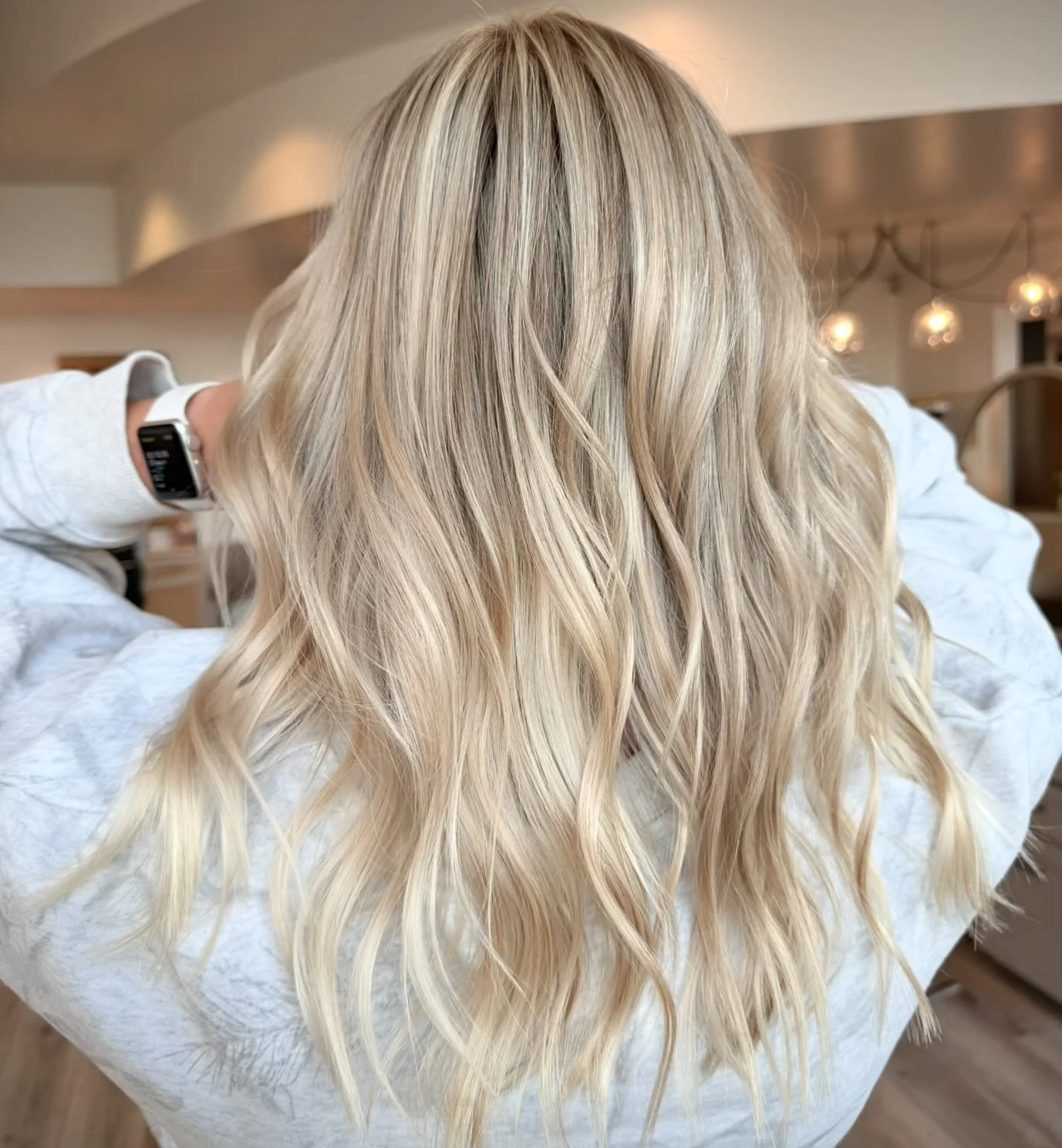 BEACH BLONDE 🐚
by @_laurenschair_