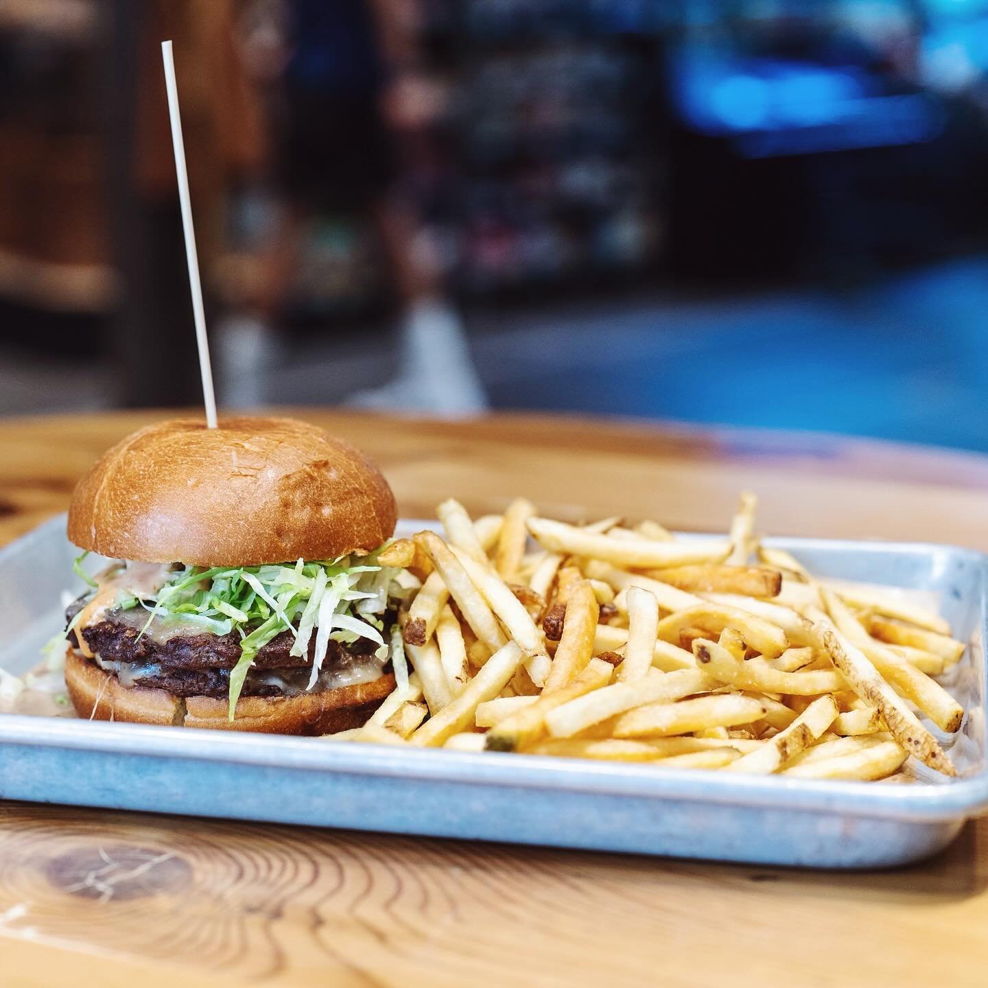 Nothing quite like our signature SMASH BURGER: House ground gourmet beef, white cheddar, lettuce, onions, pickles and smash sauce on a @foursixtybread brioche bun!! 🍔