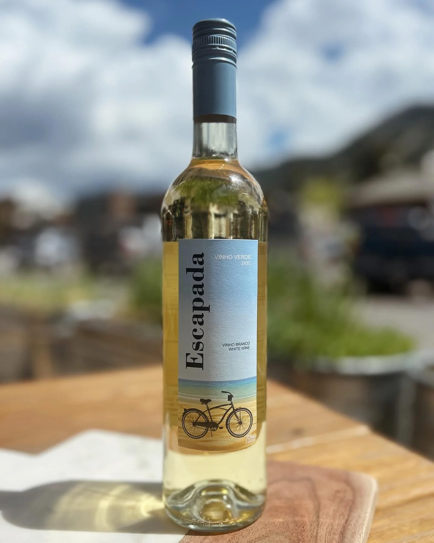 Tasting Today! We&rsquo;re pouring Escapada Vinho Verde, a fresh, fruity white from Portugal that&rsquo;s made for warm days and easy sipping.

Aromas of pear and banana on the nose, with citrus zest, crisp apple, and fresh herbs on the palate, plus 
