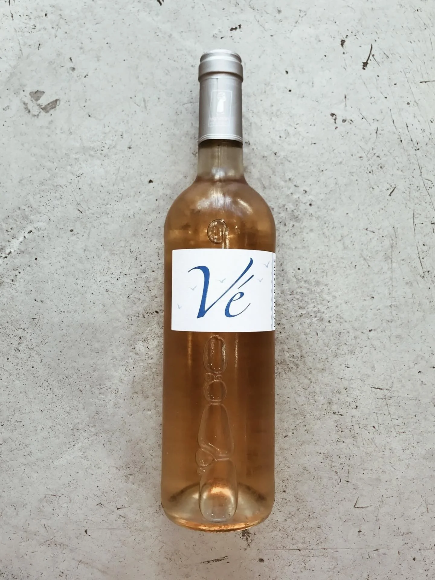 Pink like summer, crisp like the sea.
Today&rsquo;s tasting: Mas de Val&eacute;riole &ldquo;V&eacute;&rdquo; Ros&eacute; &mdash; a fresh, organic sipper from the Camargue region of France. Think strawberries, white flowers, citrus, and a little kiss 