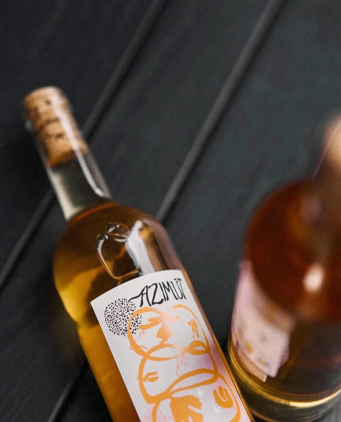 A little color for your Thursday afternoon. 🍊🍊🍊 Today we&rsquo;ll be pouring Azimut Brisat Orange, a beautifully textured skin-contact white from Pened&egrave;s, Spain.

Made by 17th-generation winemaker Assis Suriol, it&rsquo;s bright and layered